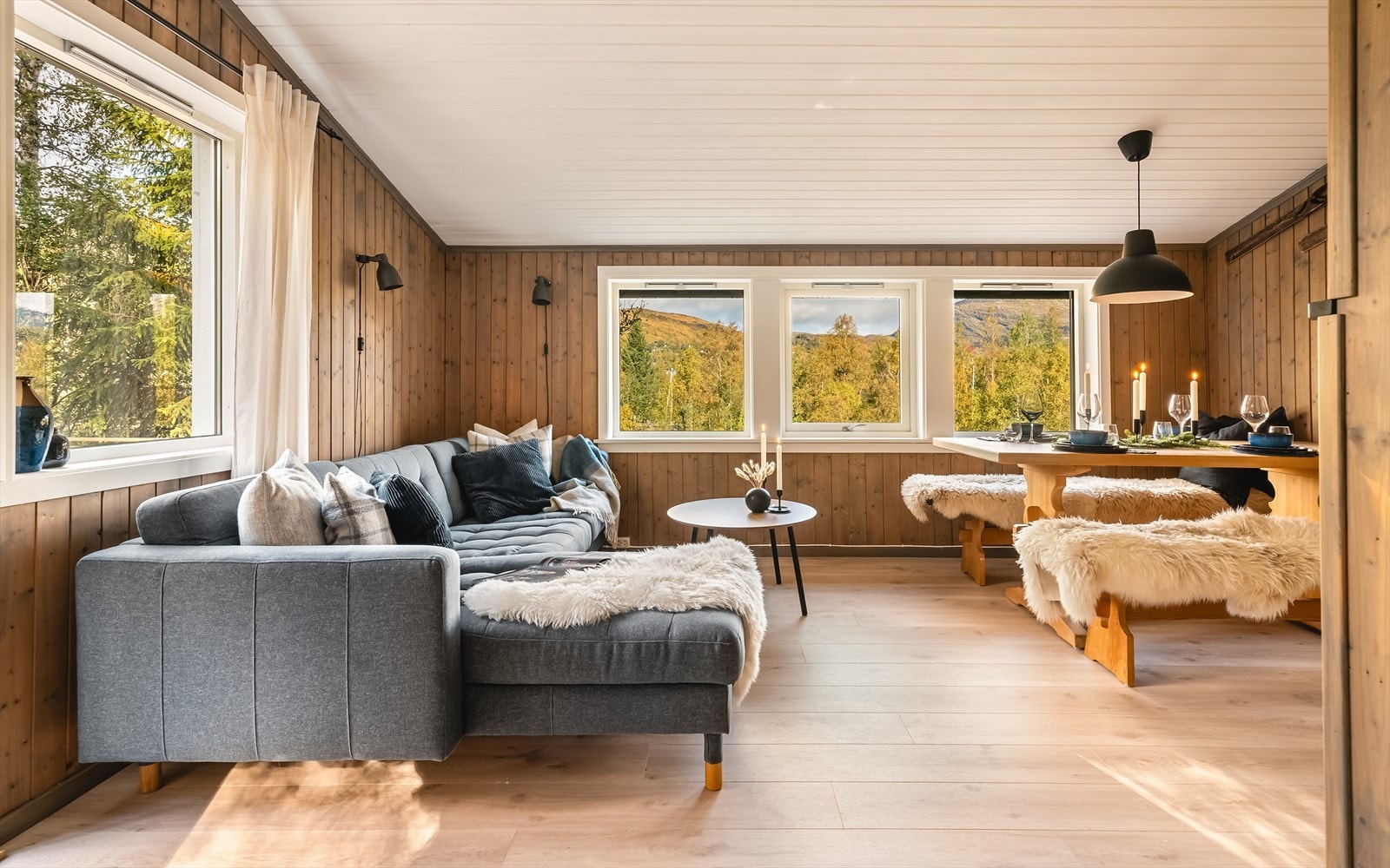 Innbydende stue med vindusflater som rammer inn den flotte utsikten som strekker seg utenfor. Galleribilde