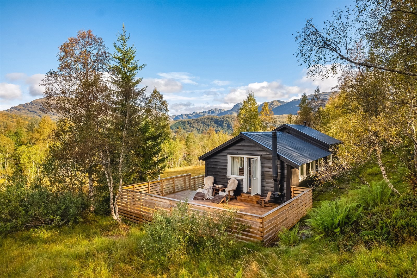 Stor og nydelig terasseplatting som strekker seg rundt deler av hytten. Galleribilde