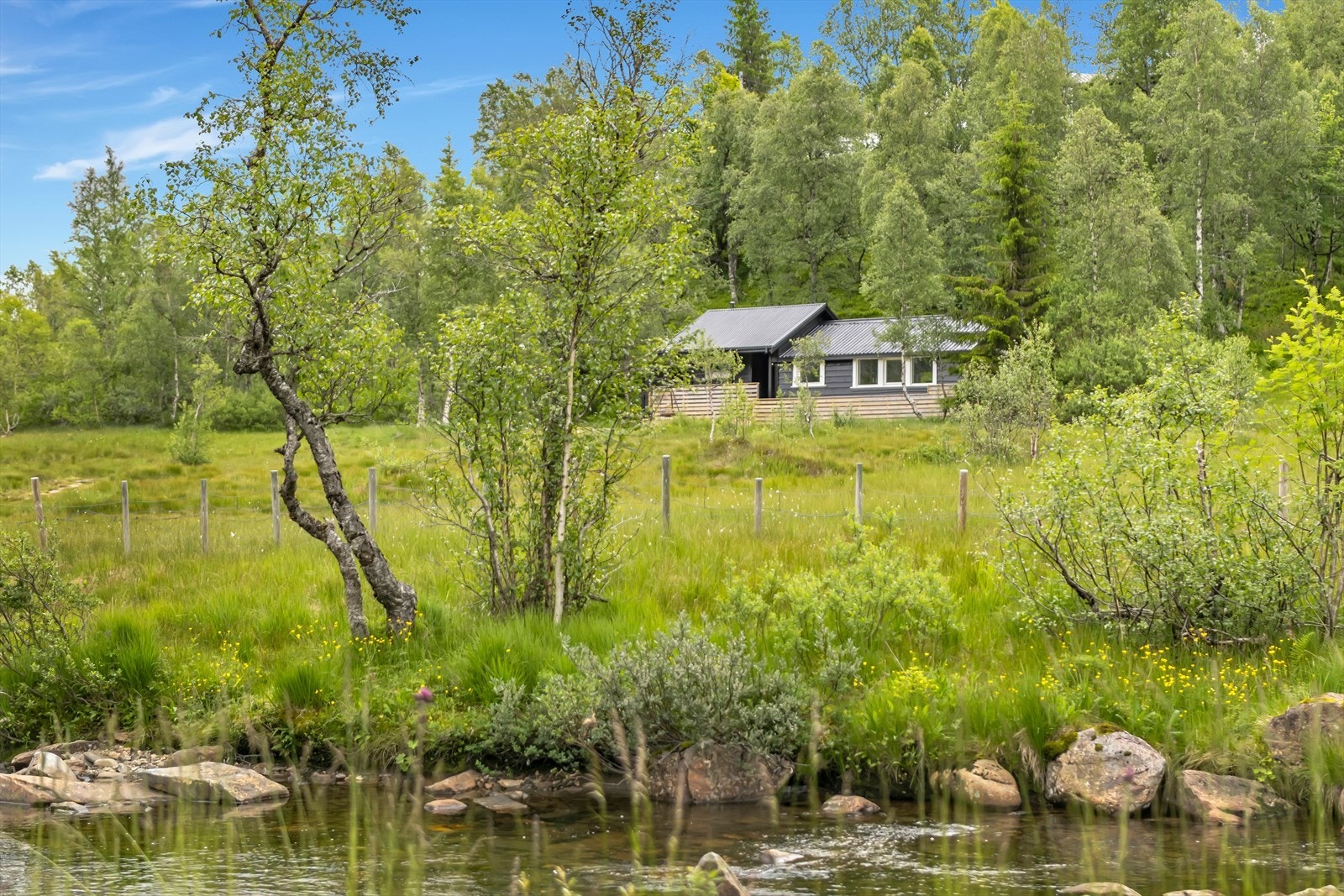 Hytten ligger meget fint til langs Mødalselven. Galleribilde
