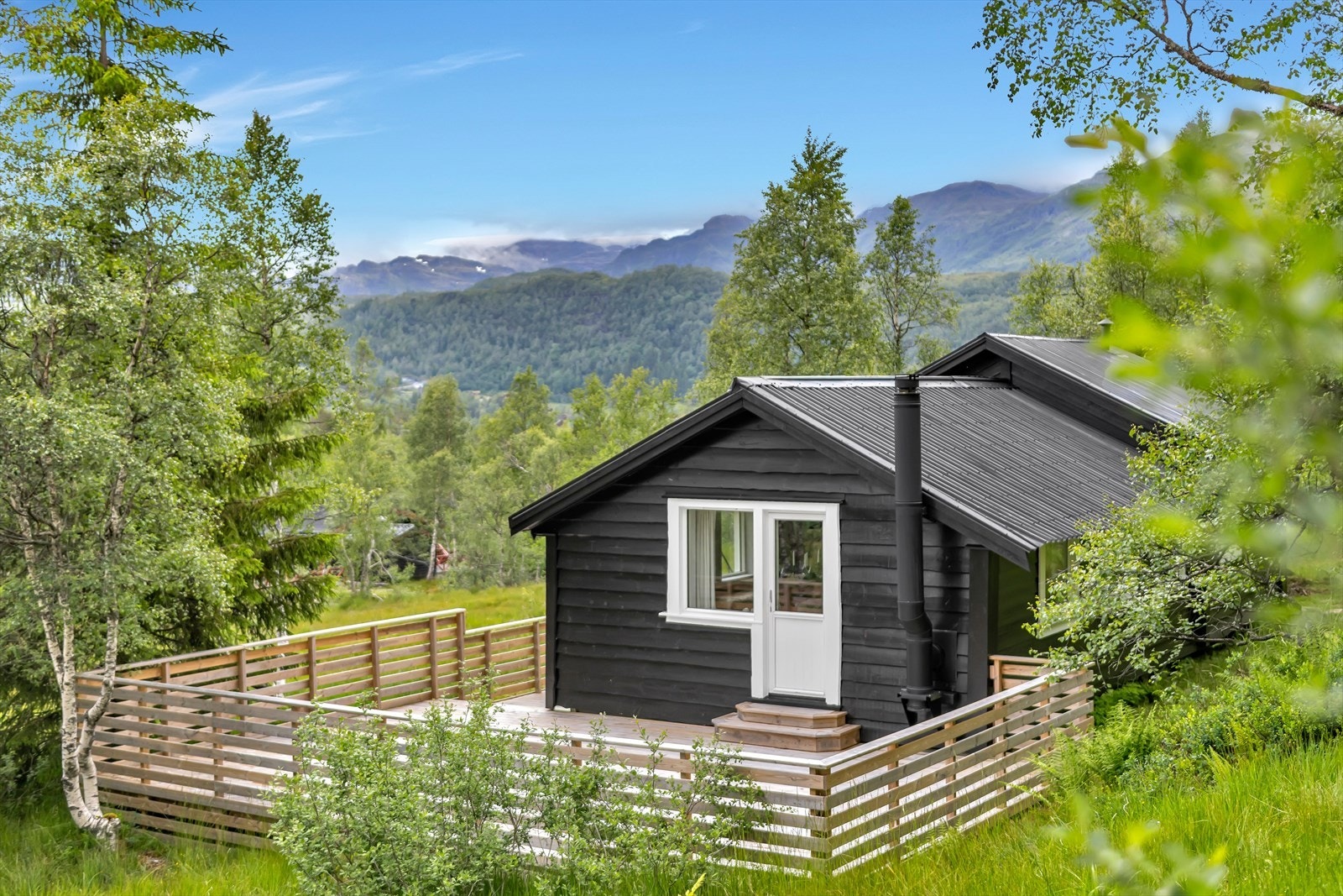 Terassen ble bygget av eierne i 2022-2023. Galleribilde