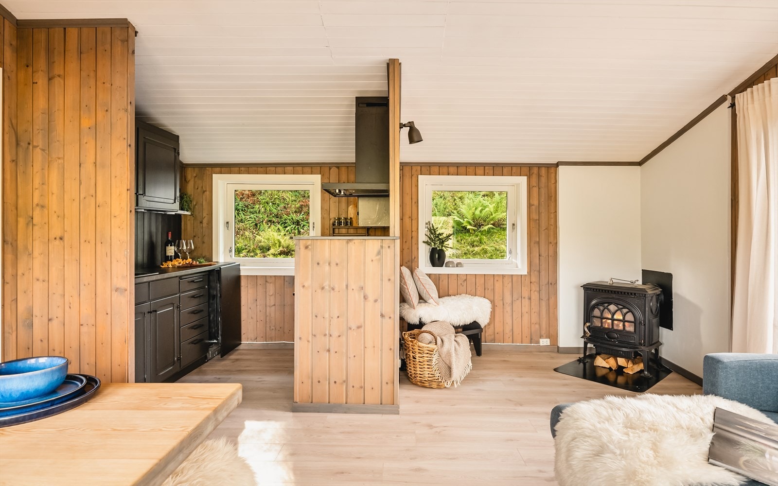 Velholdt kjøkken i mørk utførelse. Galleribilde