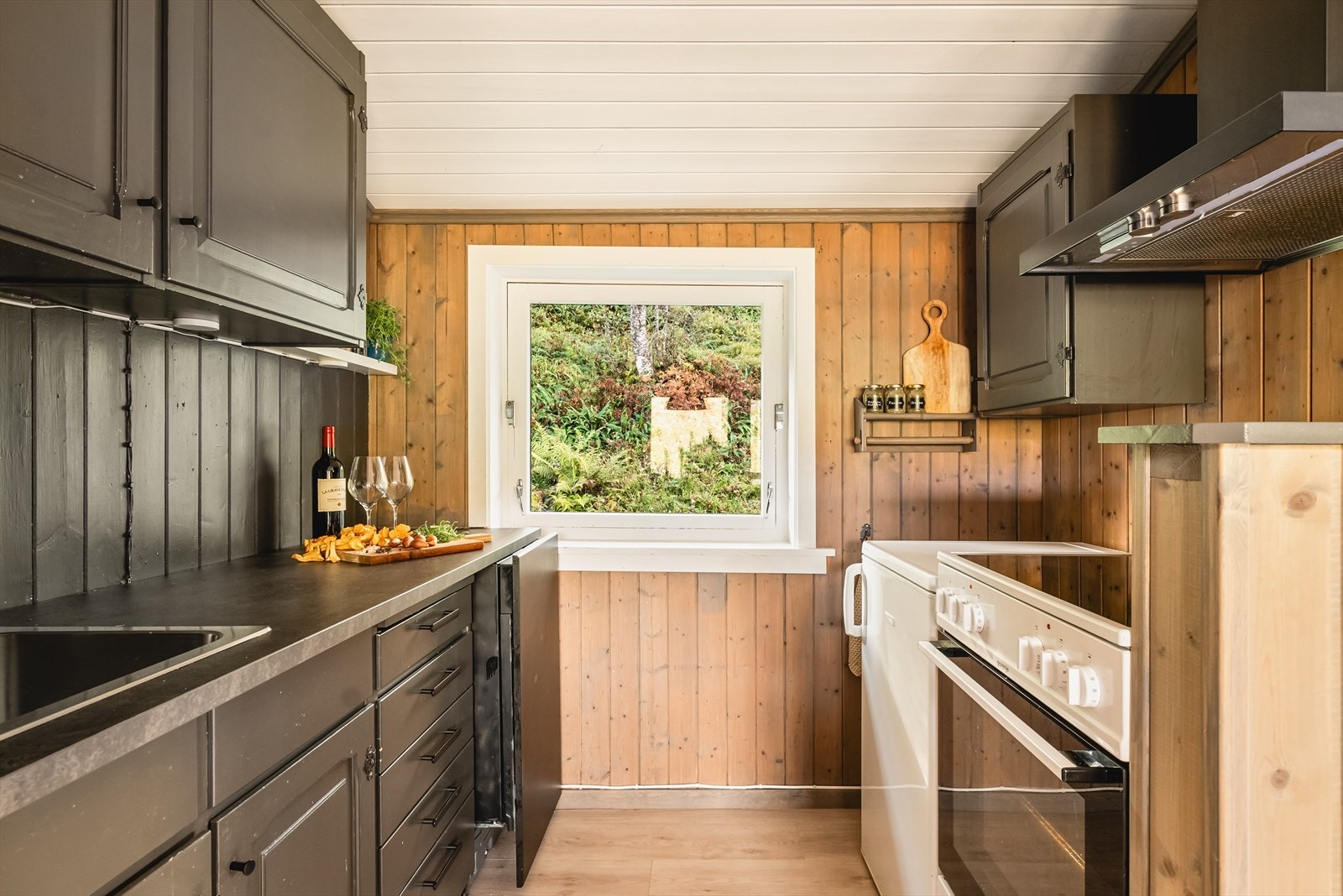 Det er innredet med profilerte fronter og laminat benkeplate med nedfelt vask. Galleribilde