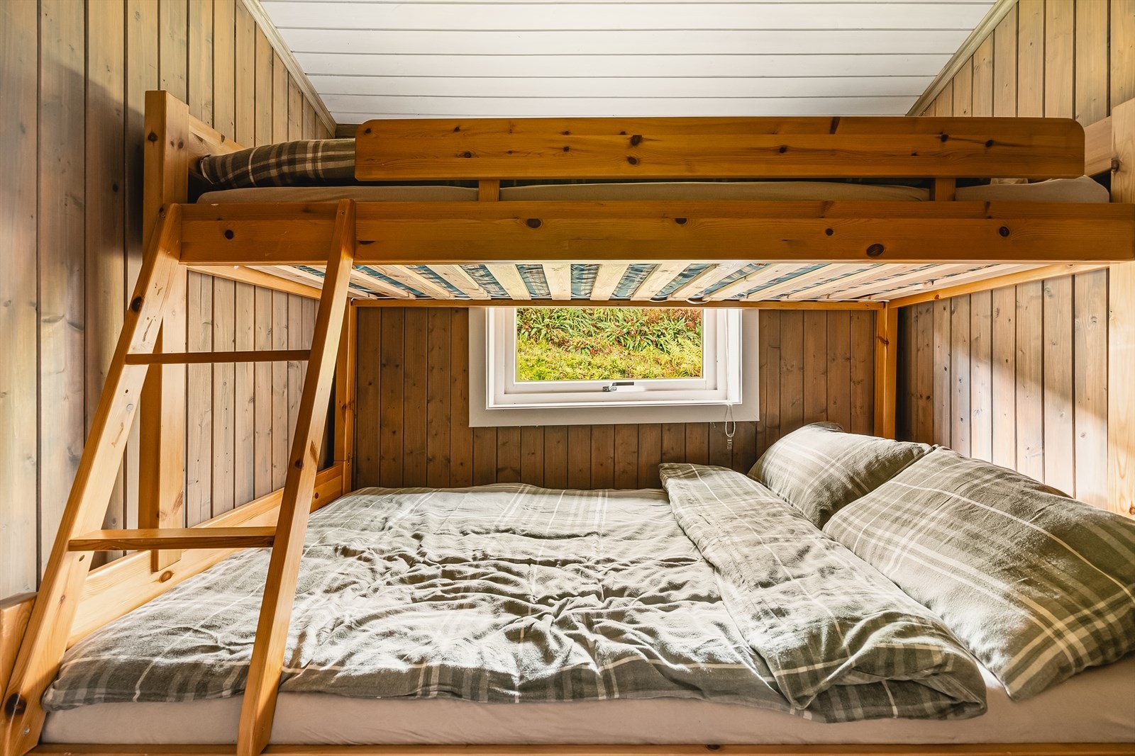 To av soverommene er innredet med dobbeltseng med køyeseng over - en god utnyttelse av arealet. Galleribilde