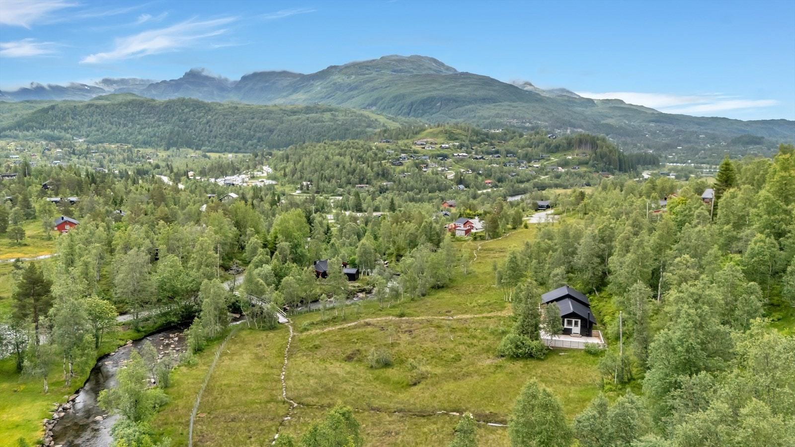 Eiendommen har en sentral og meget attraktiv plassering på Kvamskogen. Her kan du nyte den store terrassen og de fredlige omgivelsene. Galleribilde