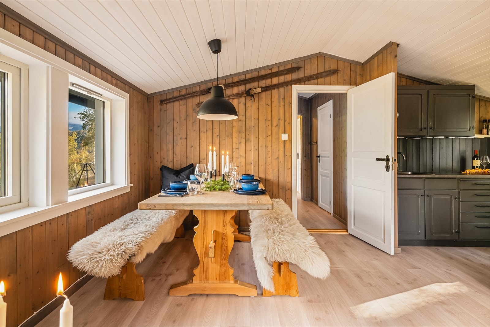 Spisebordet er naturlig plassert med direkte tilkomst til kjøkkenet. Galleribilde