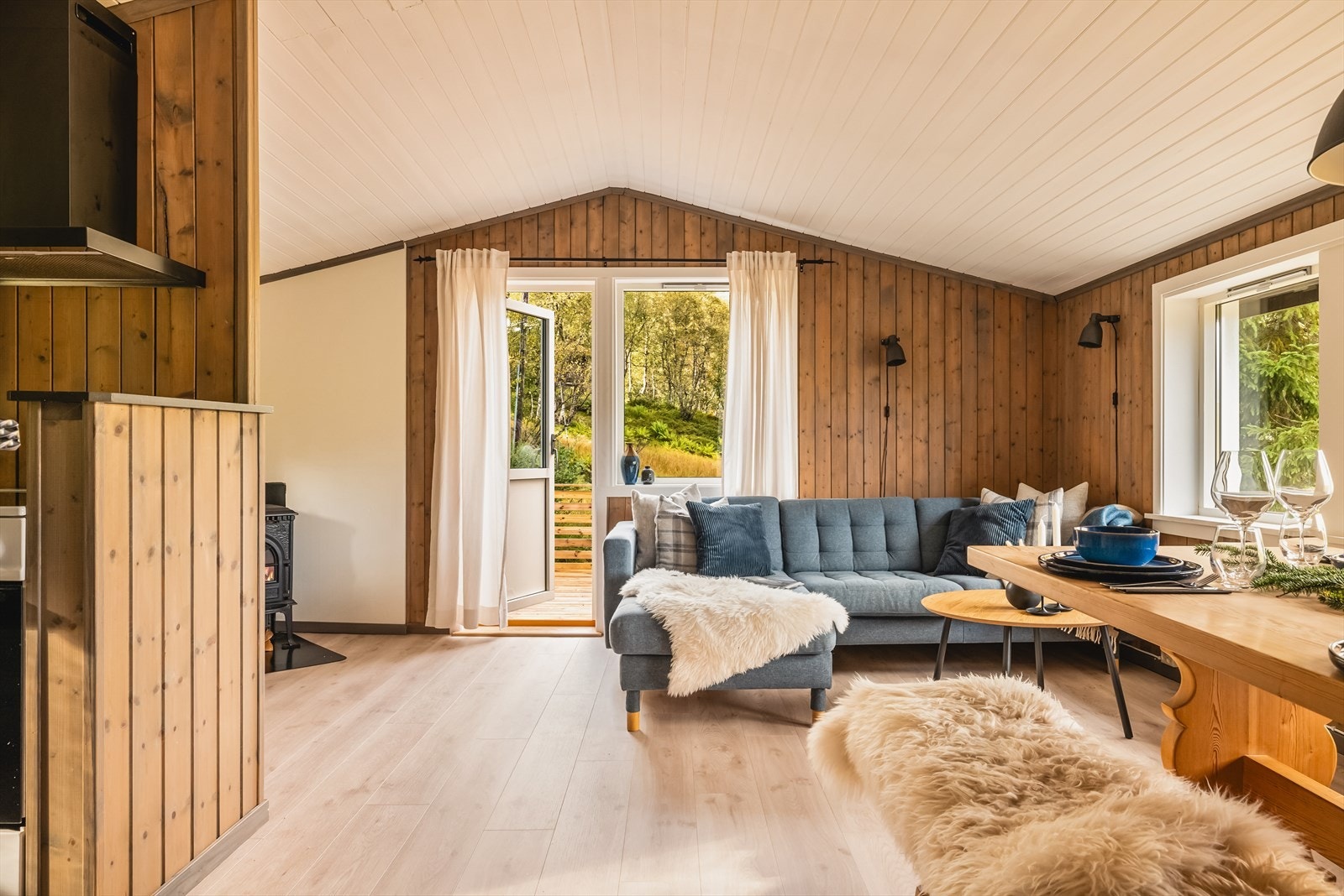 Hytten har en åpen og sosial planløsning mellom stue og kjøkken. Galleribilde