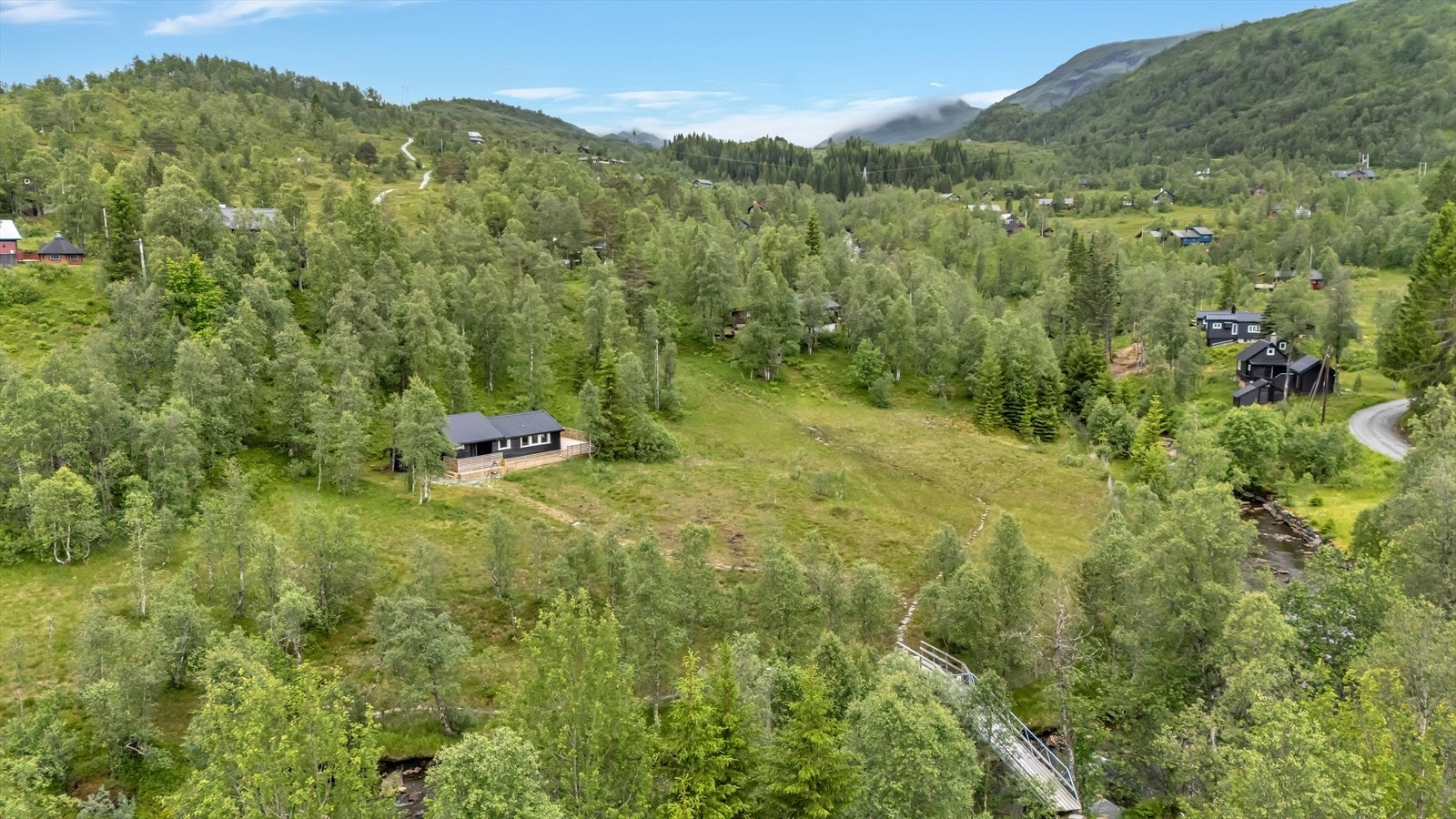 Hytten har en stor naturtomt på 2584.5 m² med mye boltreplass for hele familien. Galleribilde
