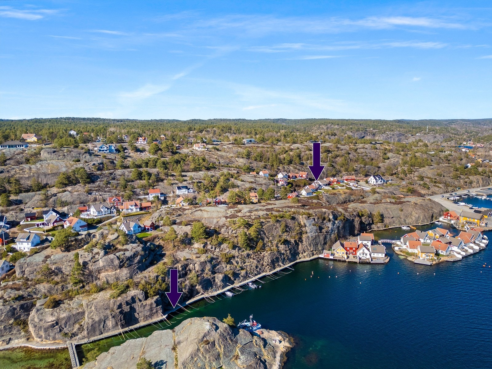 Dronebilde med hytta og båtplass markert Galleribilde