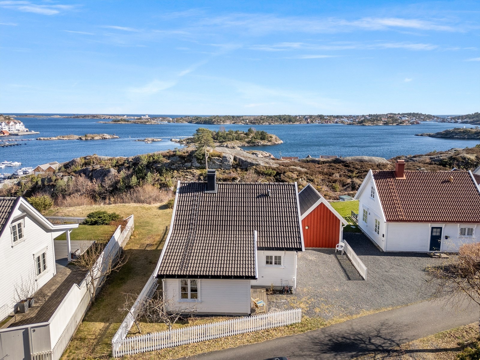 Det er gruslagt tun med biloppstillingsplass Galleribilde