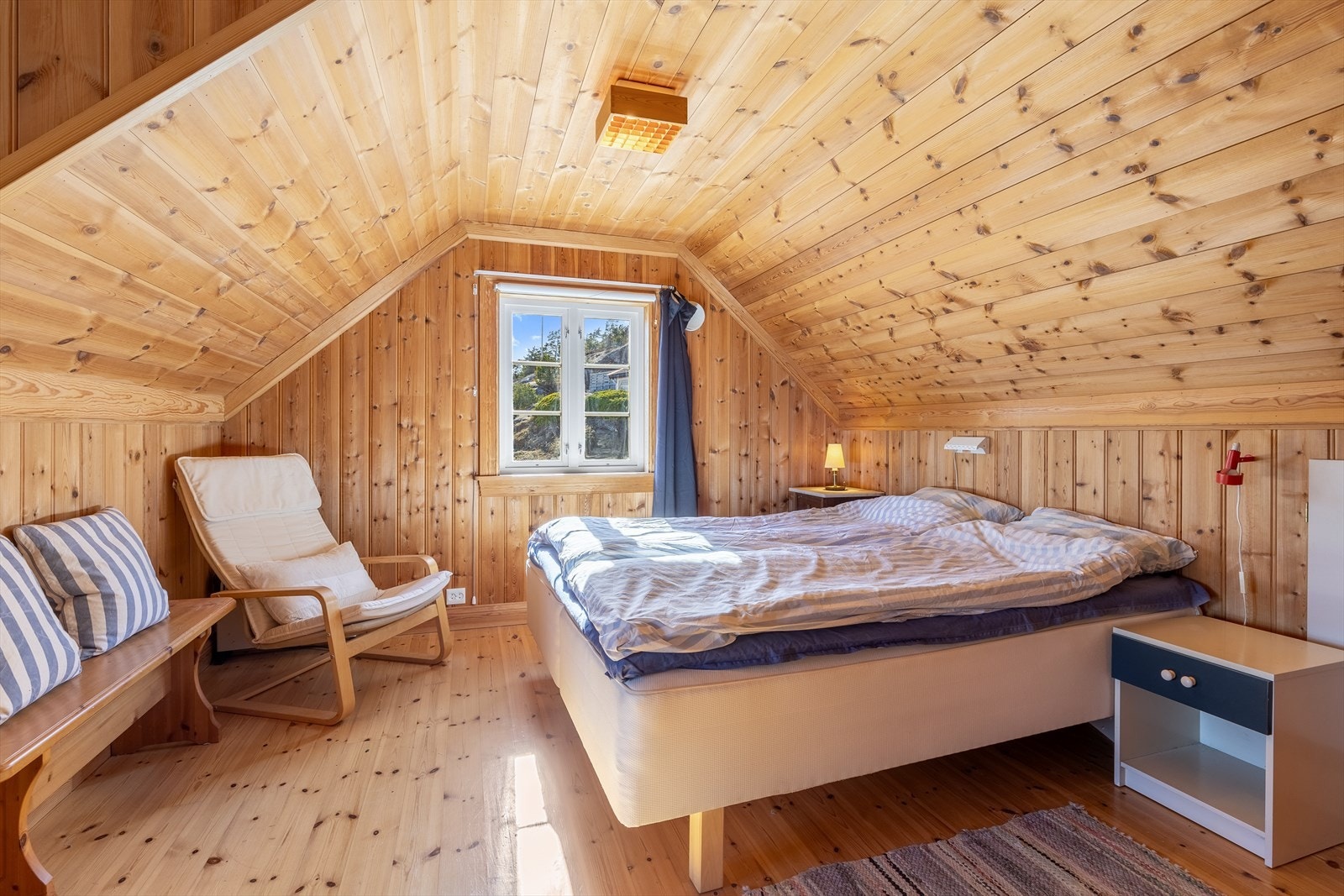 Soverom 2. etasje med god plass til dobbeltseng Galleribilde