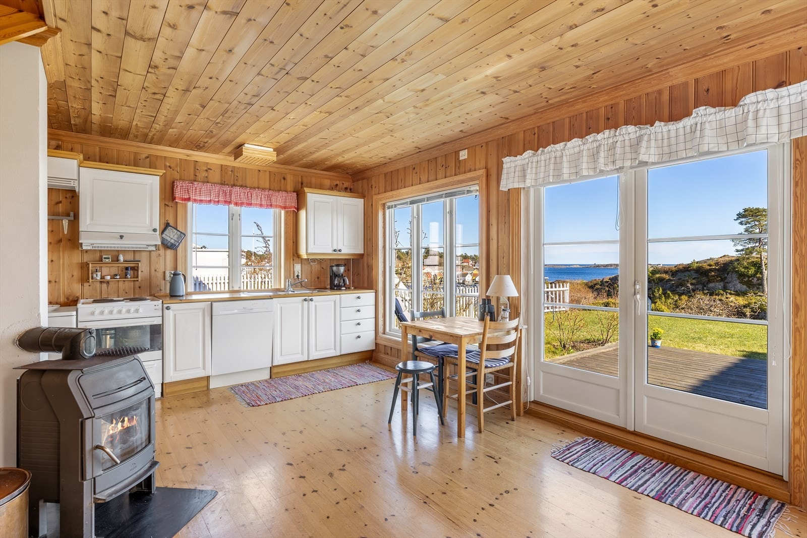 Det er store vinduer som gir godt naturlig lys inn i hytta - flott utsikt fra kjøkkenbord Galleribilde