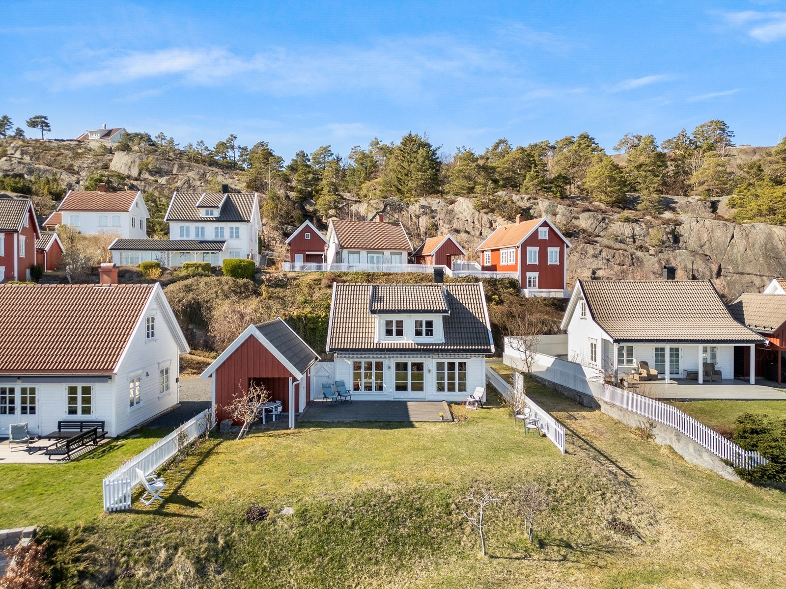 Hytta ligger i et veletablert og hyggelig hyttefelt på idylliske Gjeving Galleribilde