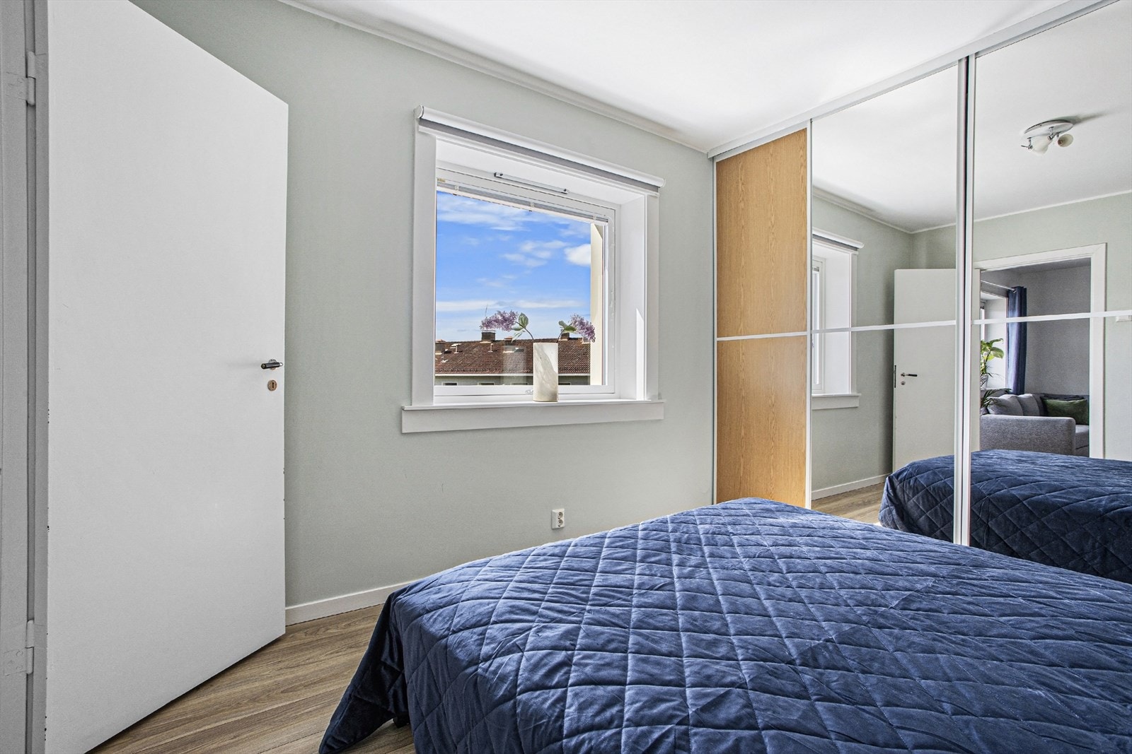 Garderobeløsning med godt med oppbevaringsplass. Galleribilde