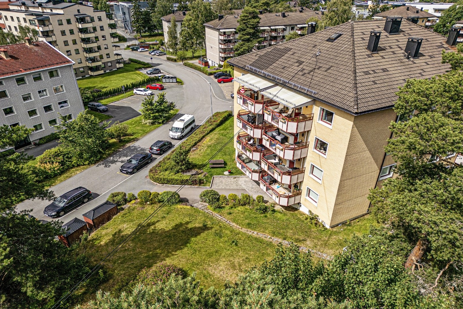 Populært borettslag med flere lekeplasser, benker og uteområder for både store og små. Galleribilde