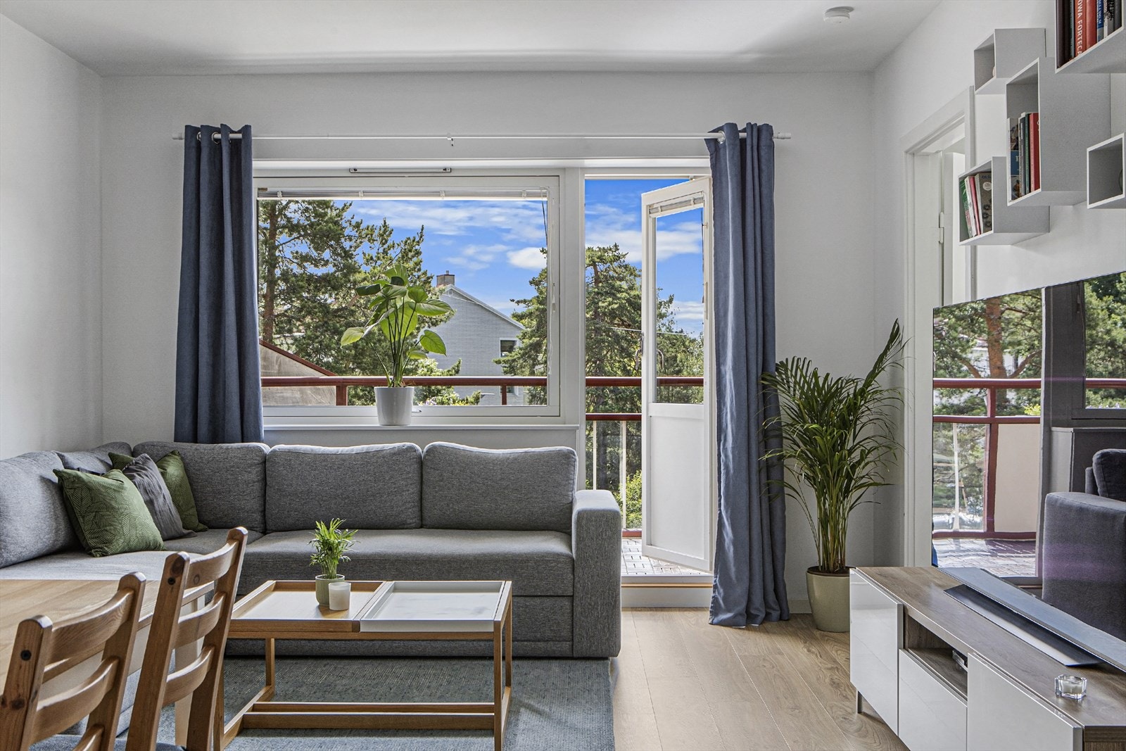 Innbydende stue med med mye naturlig lysinnslipp. Vinduer er fra 2011. Galleribilde