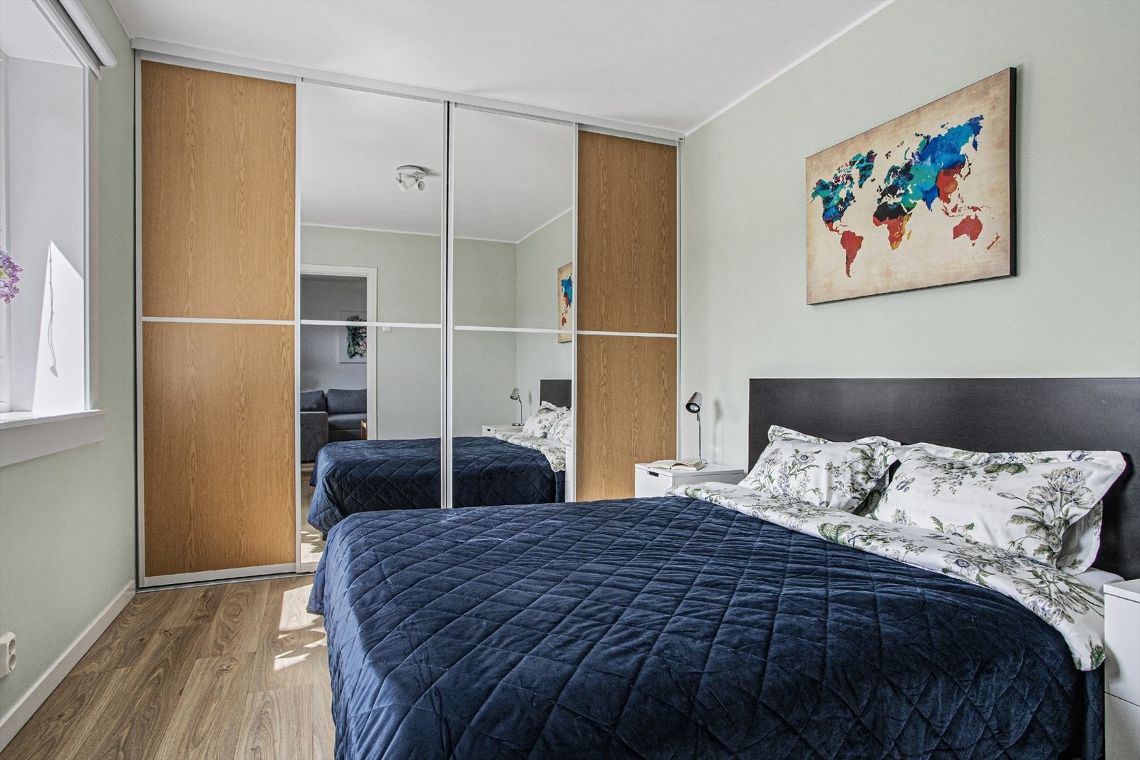 Hovedsoverommet er av god størrelse med plass til stor dobbeltseng, tilhørende nattbord og garderobeløsning. Galleribilde