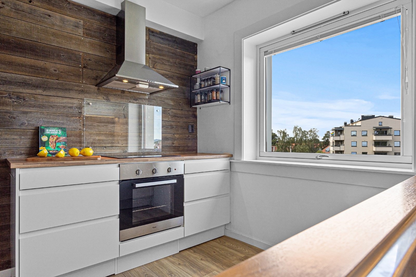 Kjøkkeninnredning med glatte fronter og integrerte
håndtak. Galleribilde