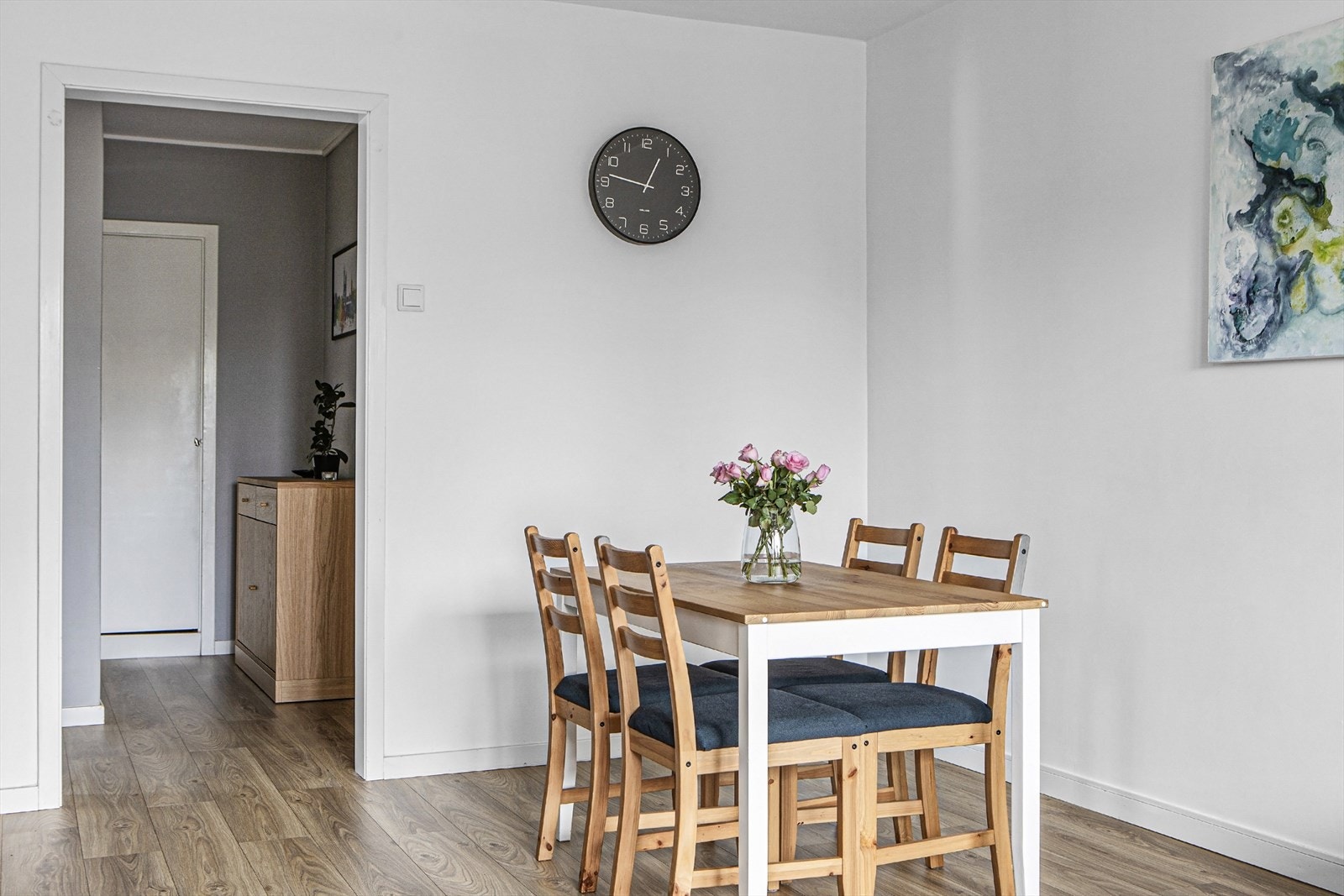 Fin plass til spisegruppe i stuen. Galleribilde