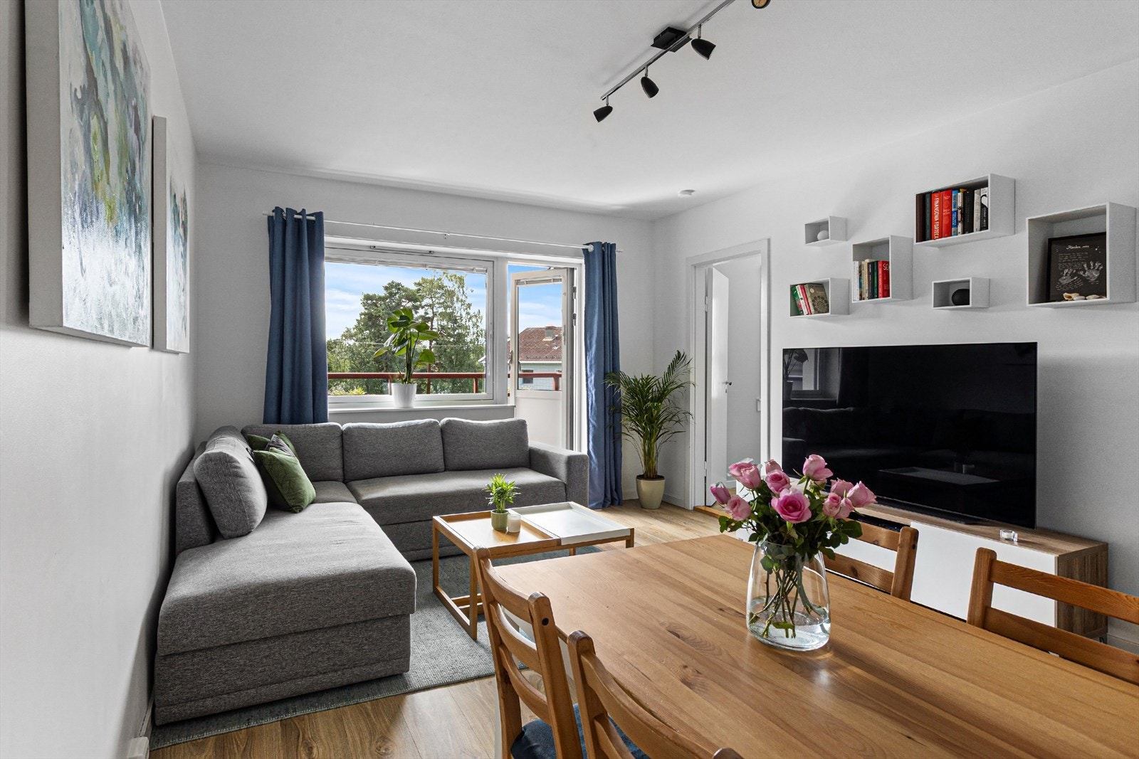 Fra stue er det utgang til sydvendt overbygget balkong på 7,3 m². Galleribilde