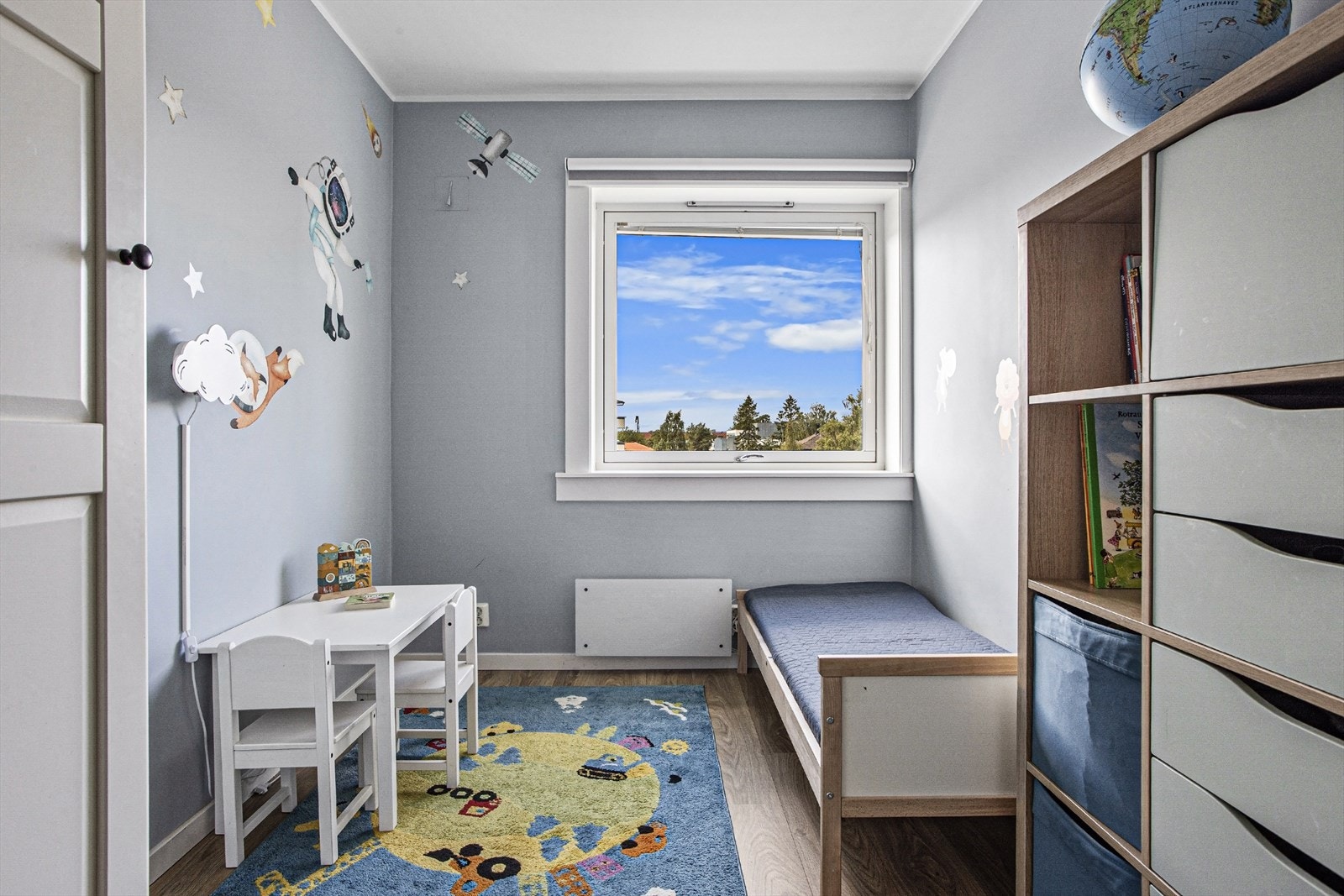 Soverom to av fin størrelse med plass til seng, nattbord og garderobeløsning. Galleribilde