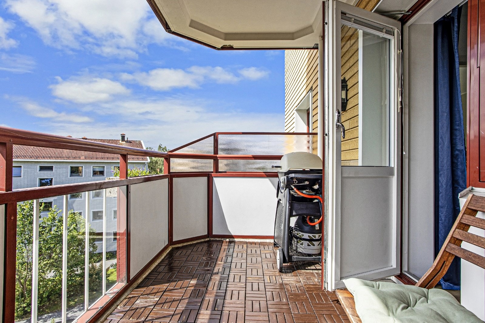 Romslig balkong med god plass til utemøbler og grill. Galleribilde