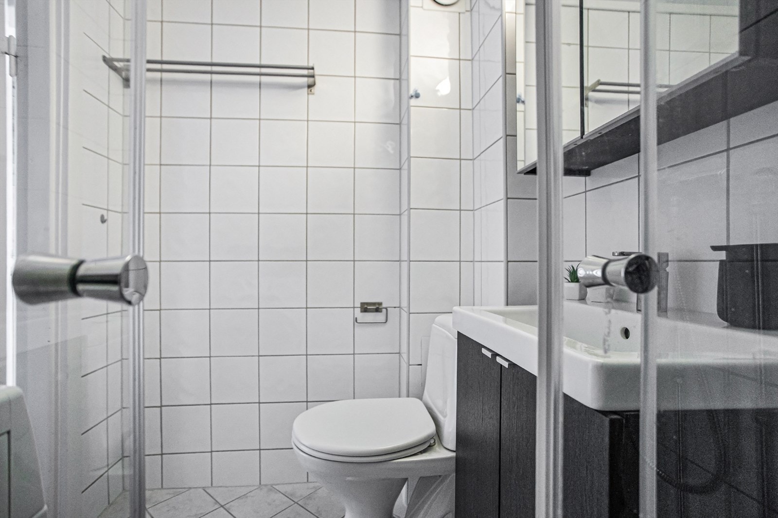 Varmekabler på bad og opplegg for vaskemaskin. Galleribilde