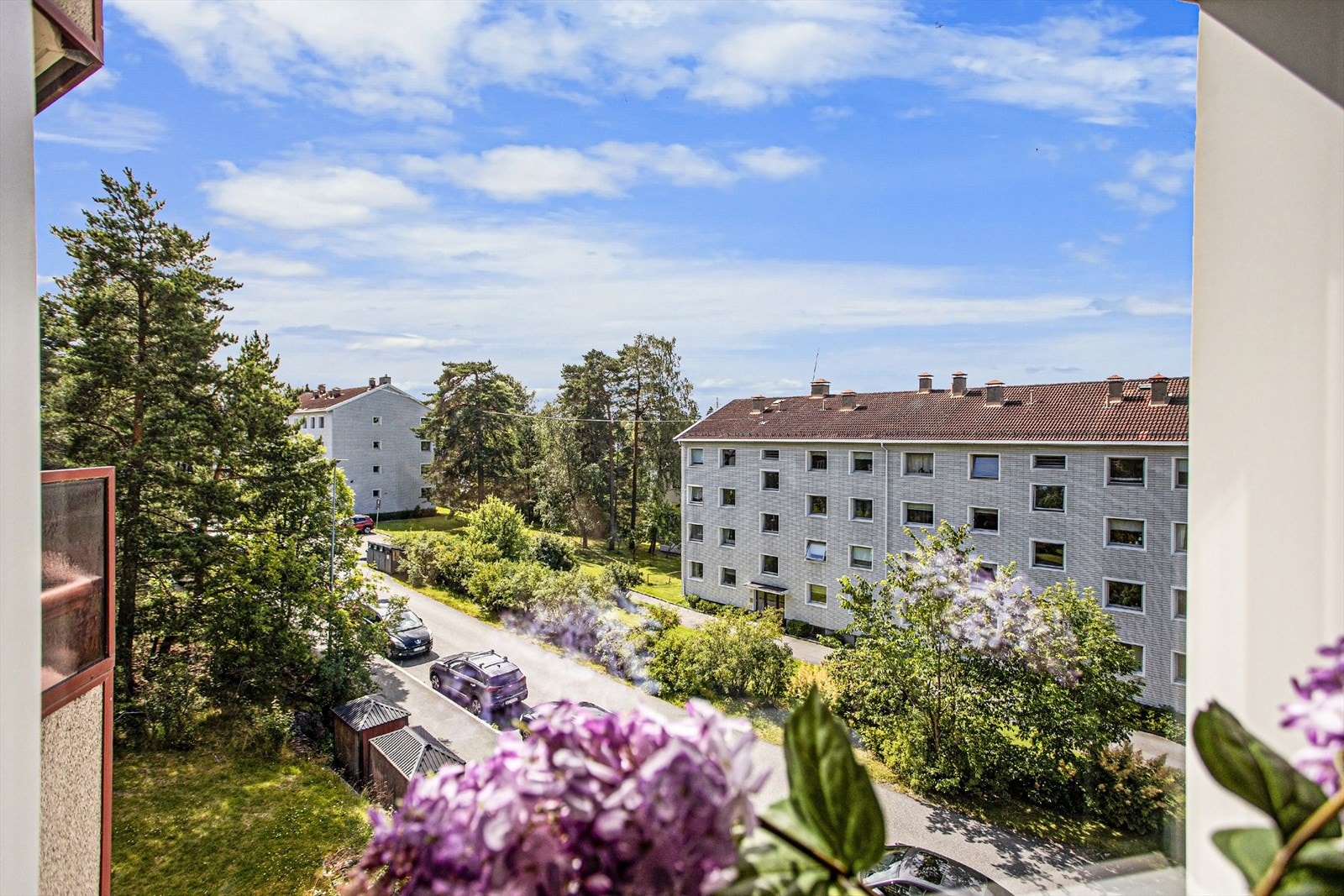 Balkongen er sydvendt med gode solforhold. Galleribilde