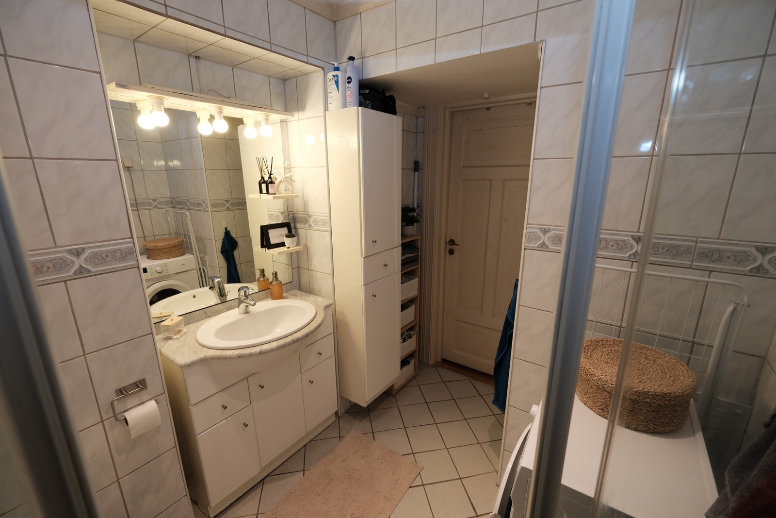 Flislagt bad med varmekabler, plass til vaskemaskin og tørketrommel. Galleribilde