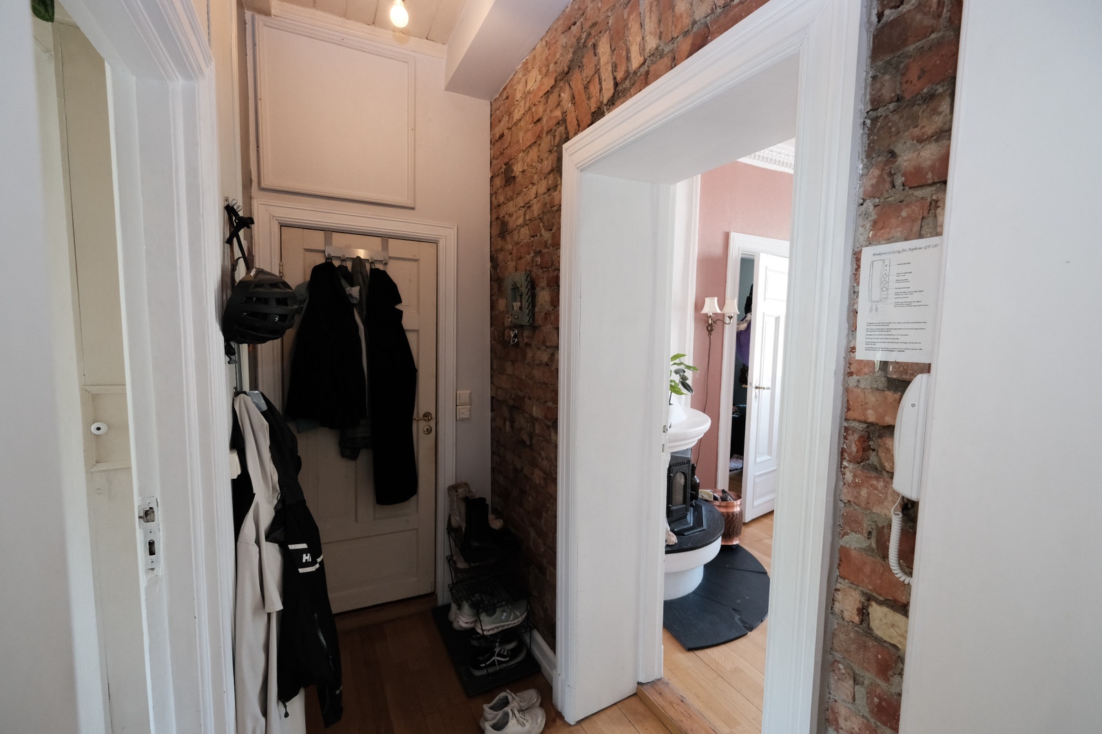 Gang med plass til å henge fra seg, callinganlegg Galleribilde