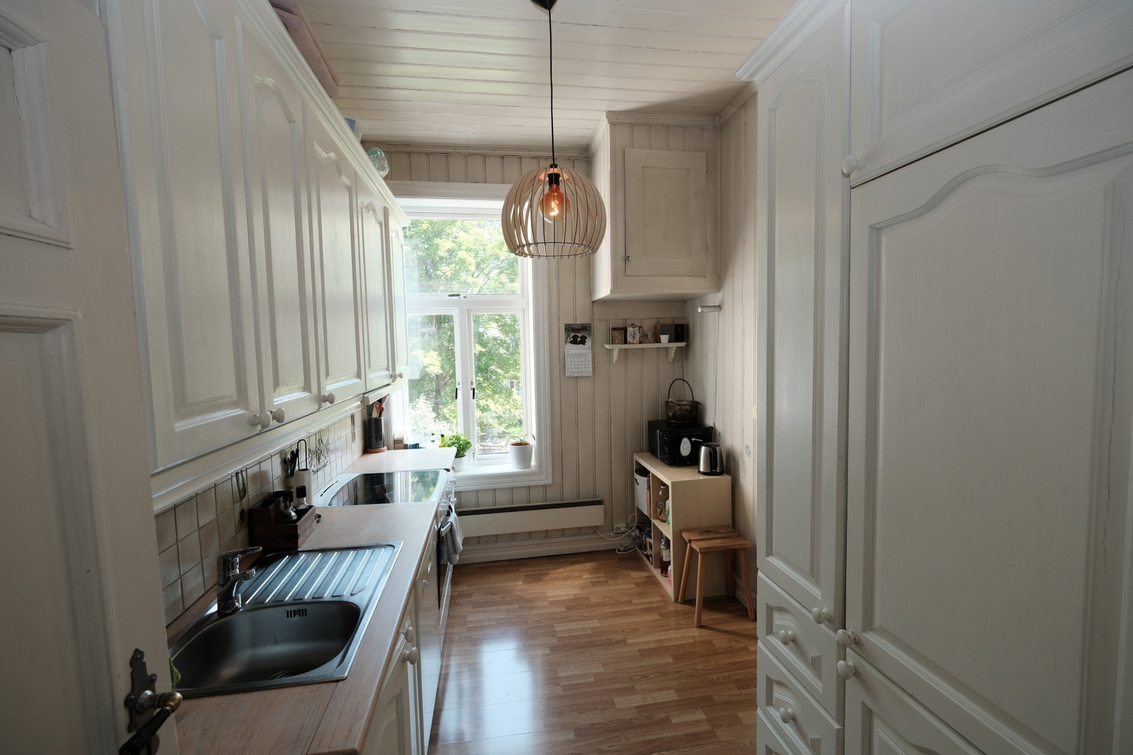 Stort og koselig kjøkken med integrert kjøleskap, det er mye plass til oppbevaring. Galleribilde