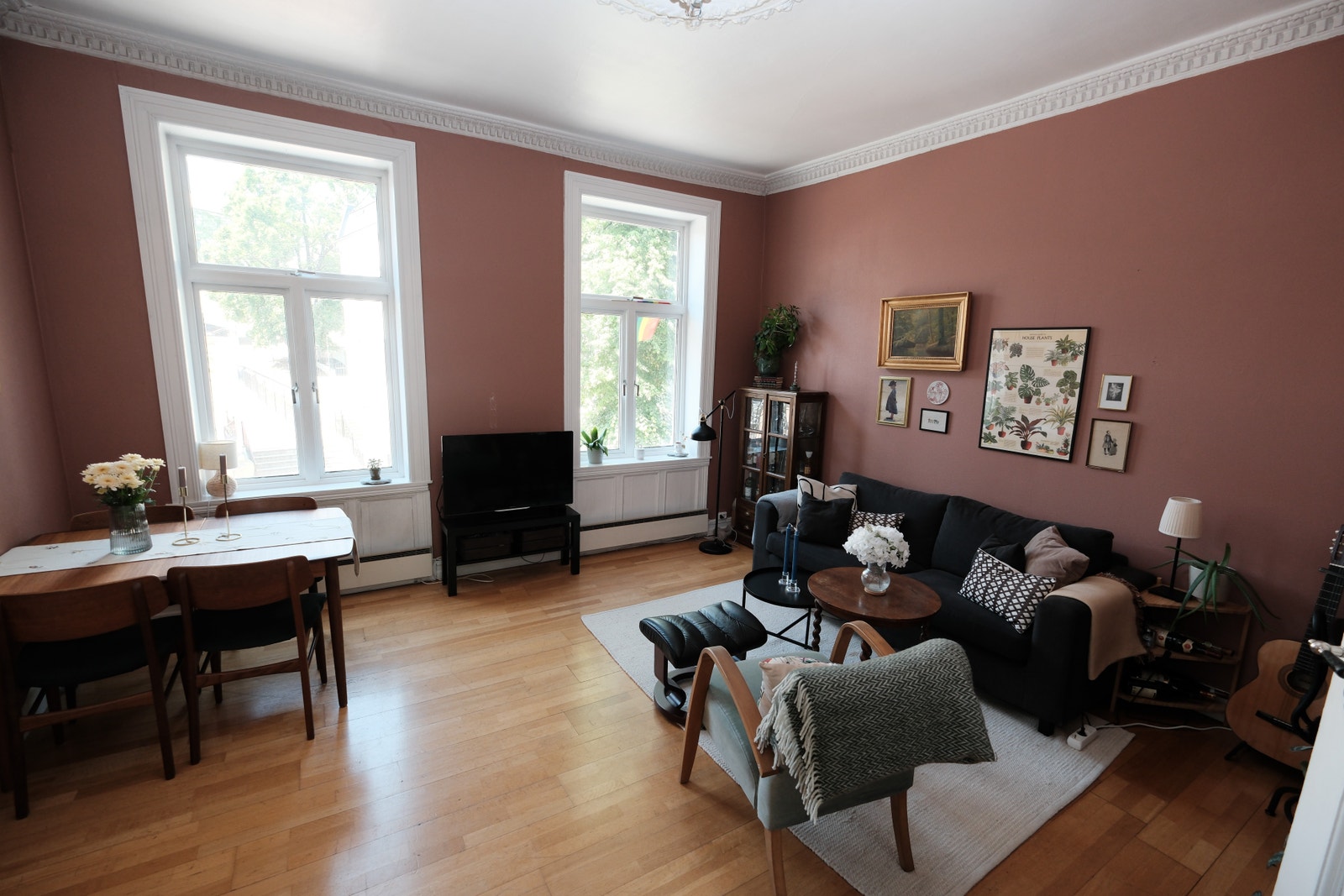 Stor og lys stue med parkett på gulvet og stukkatur i taket Galleribilde