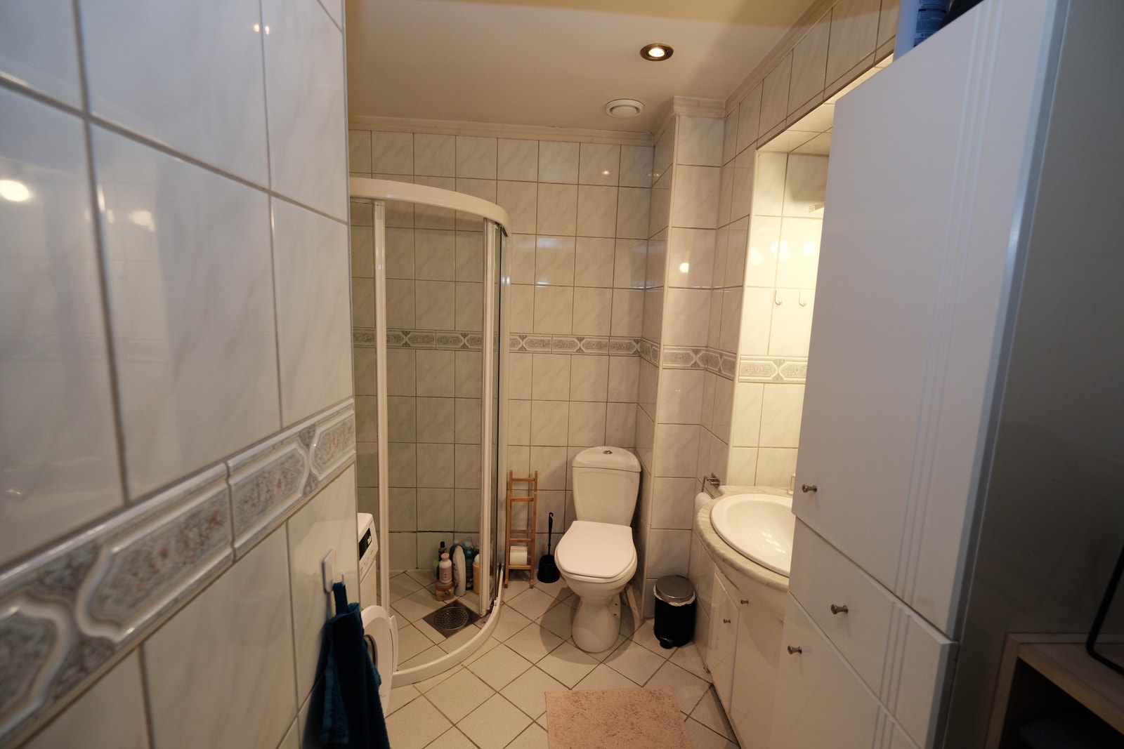 Flislagt bad med varmekabler, plass til vaskemaskin og tørketrommel. Galleribilde