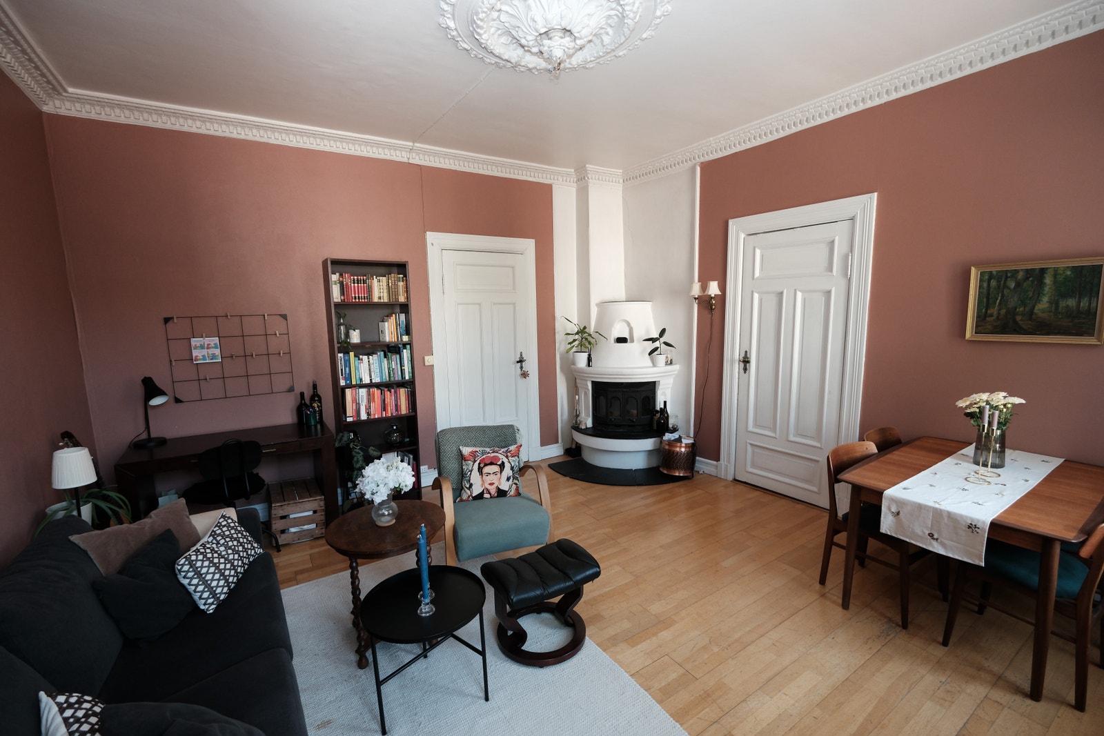 Det er plass til både sofa og spisebord. Galleribilde