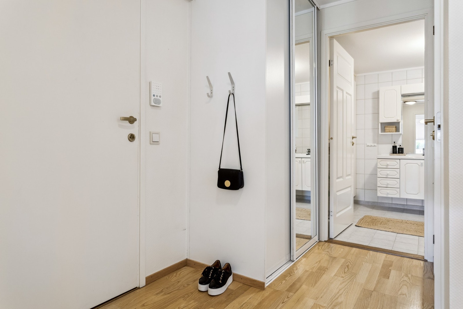 Gangen er lys og luftig med god plass til å henge fra seg både sko og yttertøy. Galleribilde