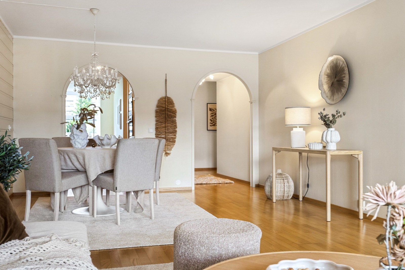 I stuen er det god plass til en spisegruppe, noe som gjør det enkelt å samle familie og venner til hyggelige måltider eller sosiale sammenkomster. Galleribilde