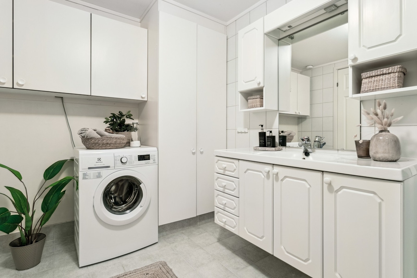 Badet er godt utstyrt med praktisk dusjkabinett, vegghengt servantinnredning, speilskap med overlys og et romslig høyskap som gir rikelig med oppbevaringsplass. Galleribilde