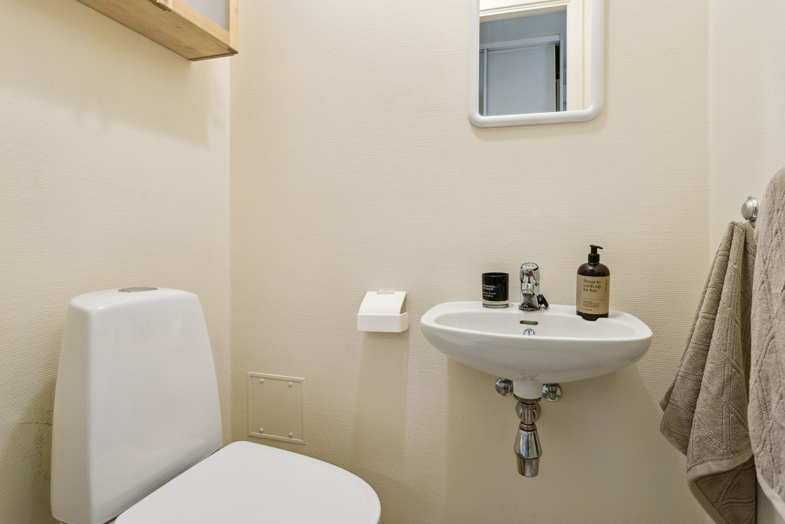 Leiligheten har et praktisk separat toalett, noe som gir økt funksjonalitet i hverdagen. Galleribilde