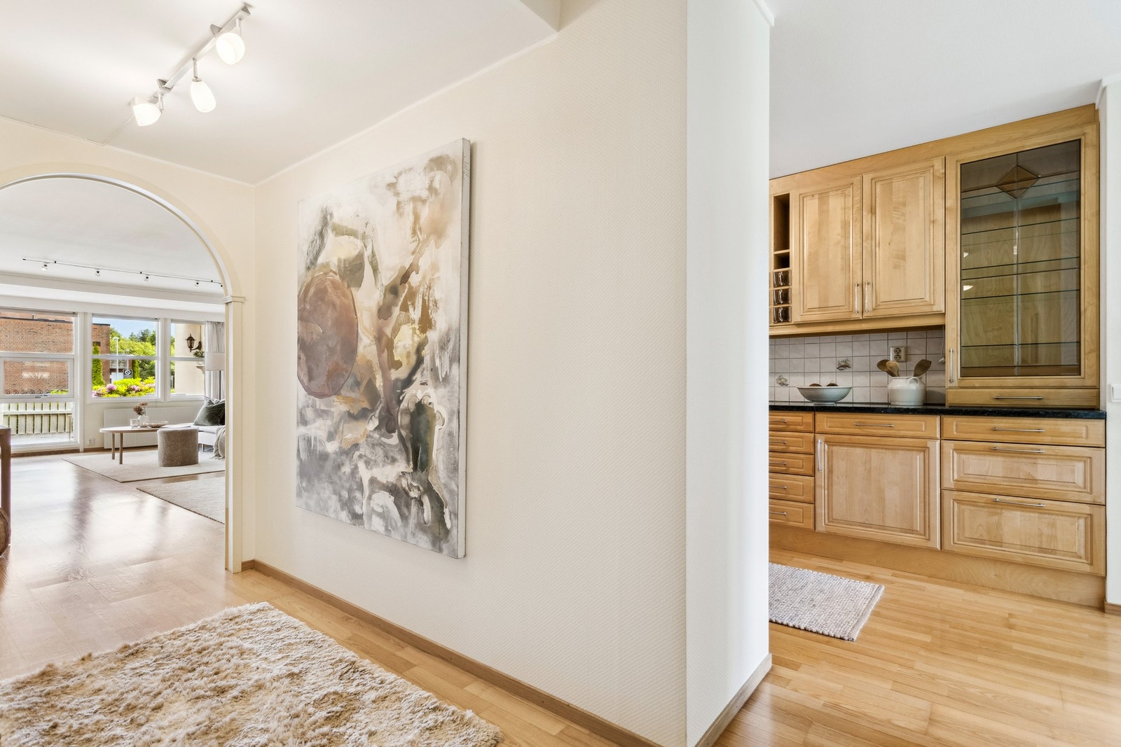 Felleskostnadene inkluderer blant annet kabel-TV, bredbånd og parkeringsplass i kjelleren. Galleribilde