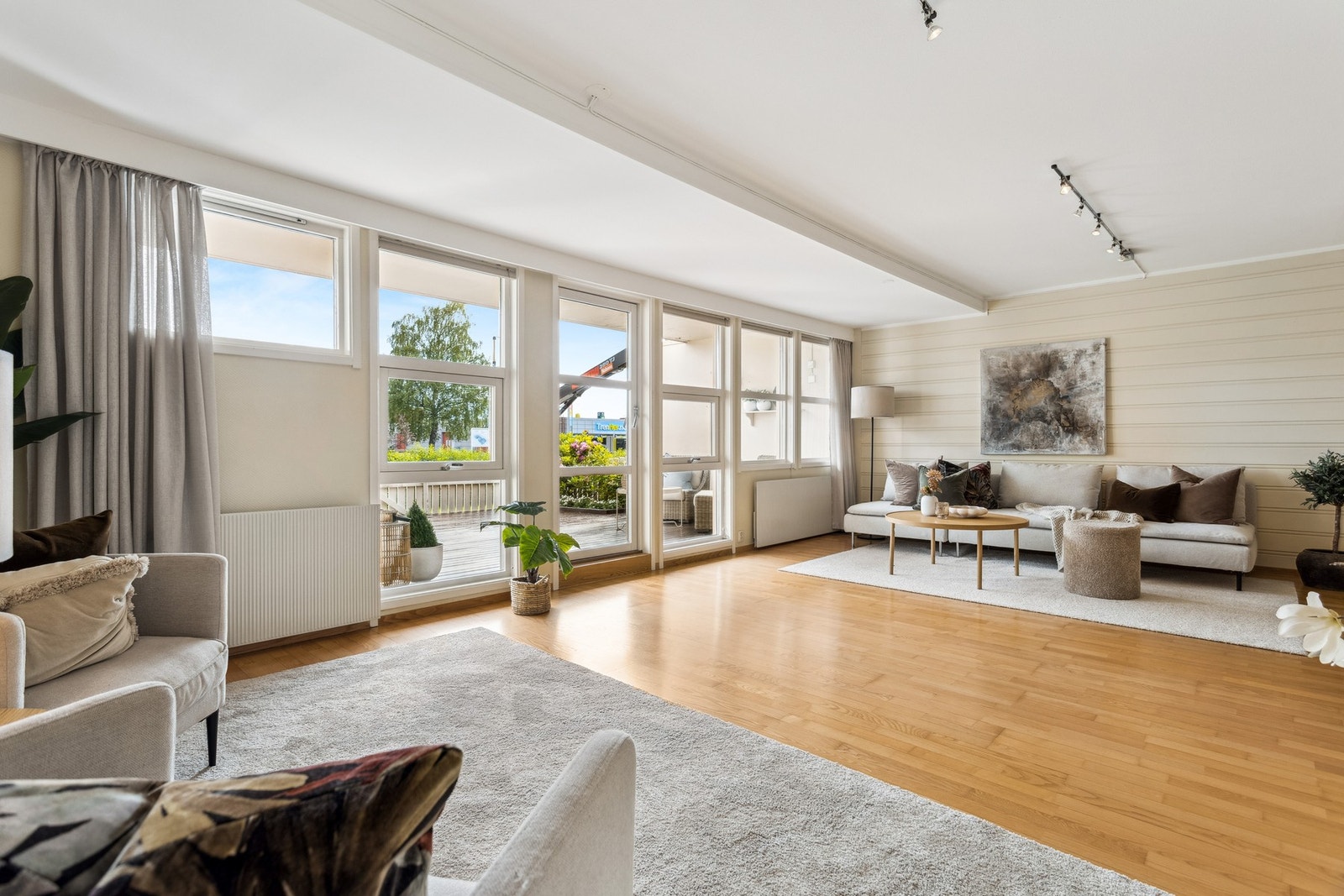 Det er direkte utgang til terrassen fra stuen. Galleribilde