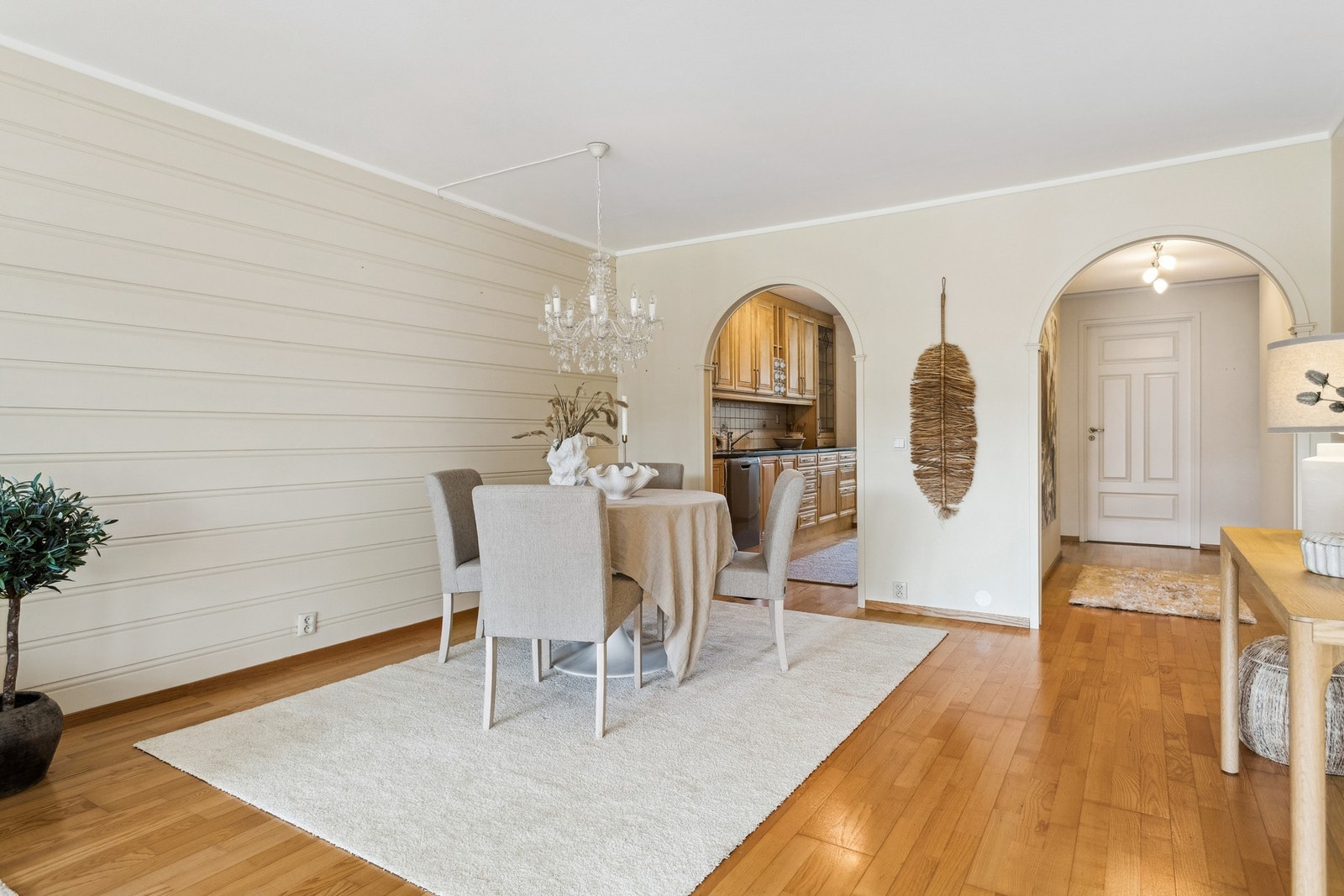 Stuen har enkel og praktisk tilgang til kjøkkenet, noe som skaper en åpen og sammenhengende atmosfære mellom oppholdsrommene. Galleribilde