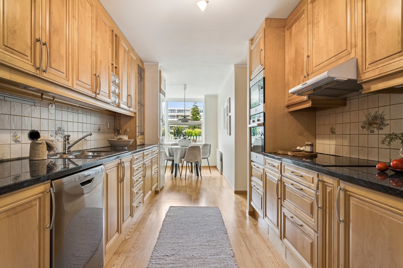 kjøkkenet er utstyrt med integrerte platetopp, stekeovn og mikrobølgeovn. Galleribilde