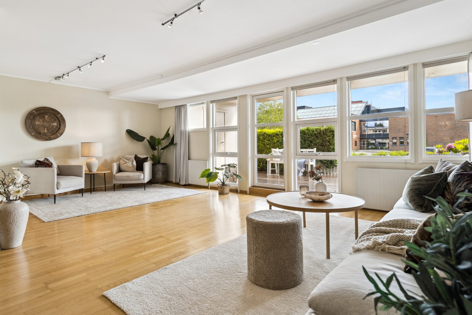 Leiligheten har en romslig stue, kjøkken, bad, separat toalett, egen spisestue og to praktiske boder. Galleribilde