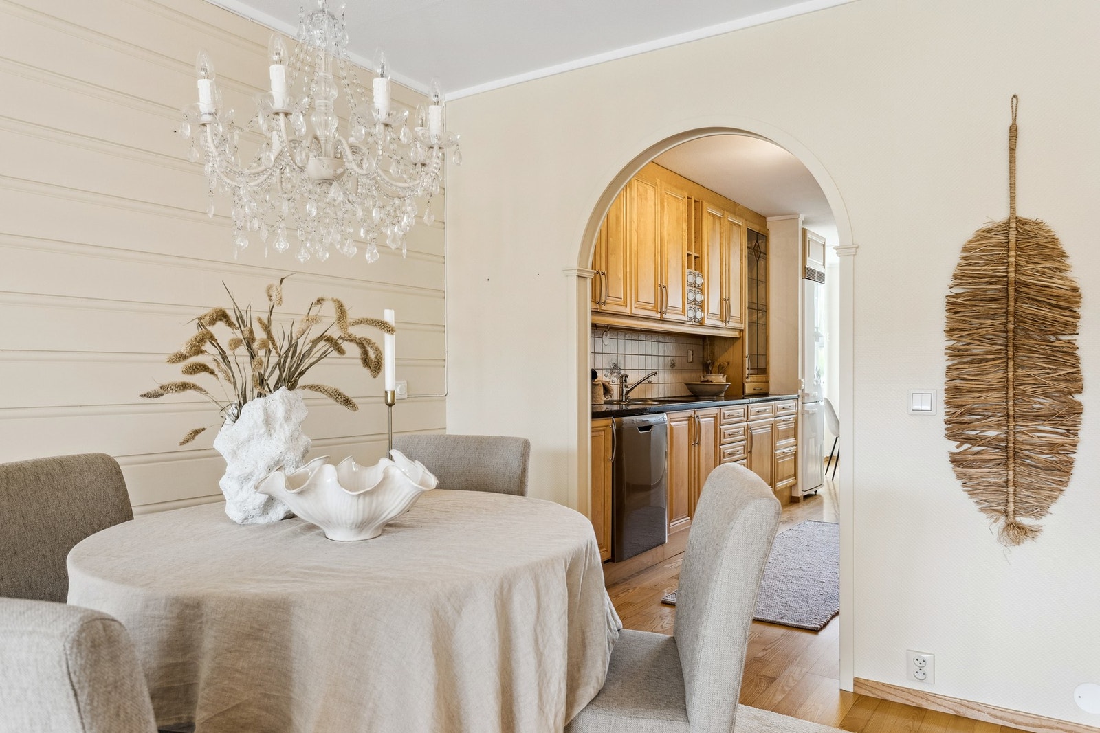 Boligen bærer preg av behov for oppgradering, men har stort potensial - her kan du skape din egen drømmeleilighet etter smak og behov. Galleribilde