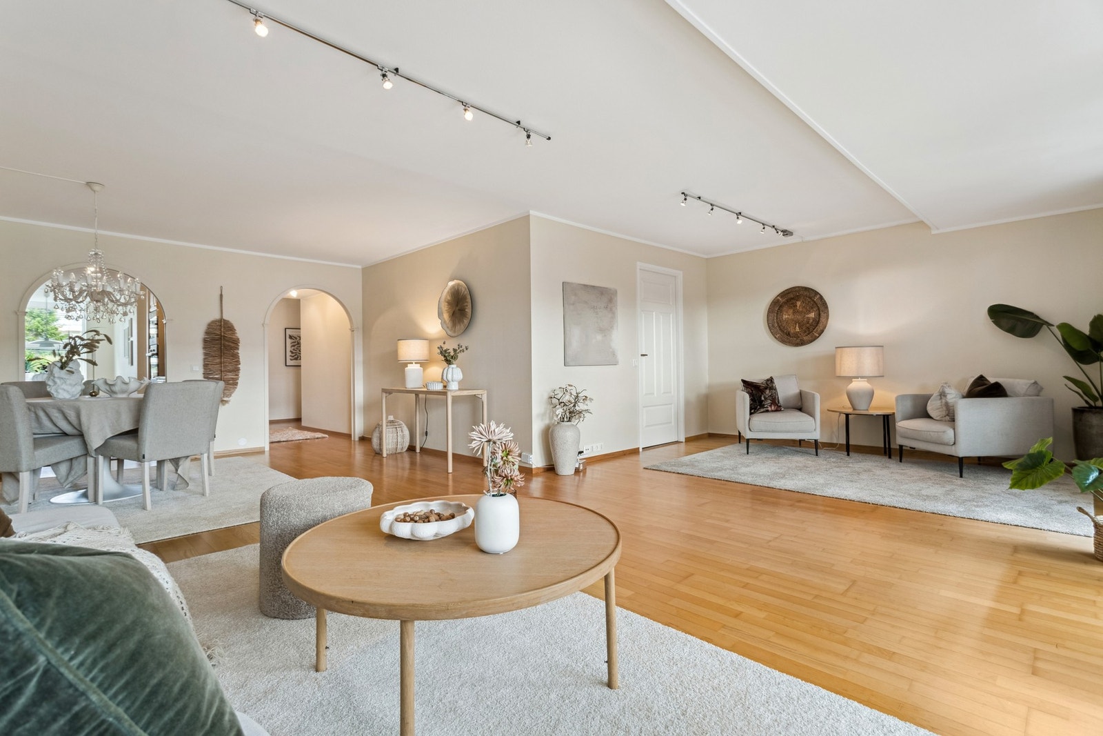 Leiligheten har store vinduflater som slipper inn rikelig med lys og skaper en lys og luftig atmosfære. Galleribilde