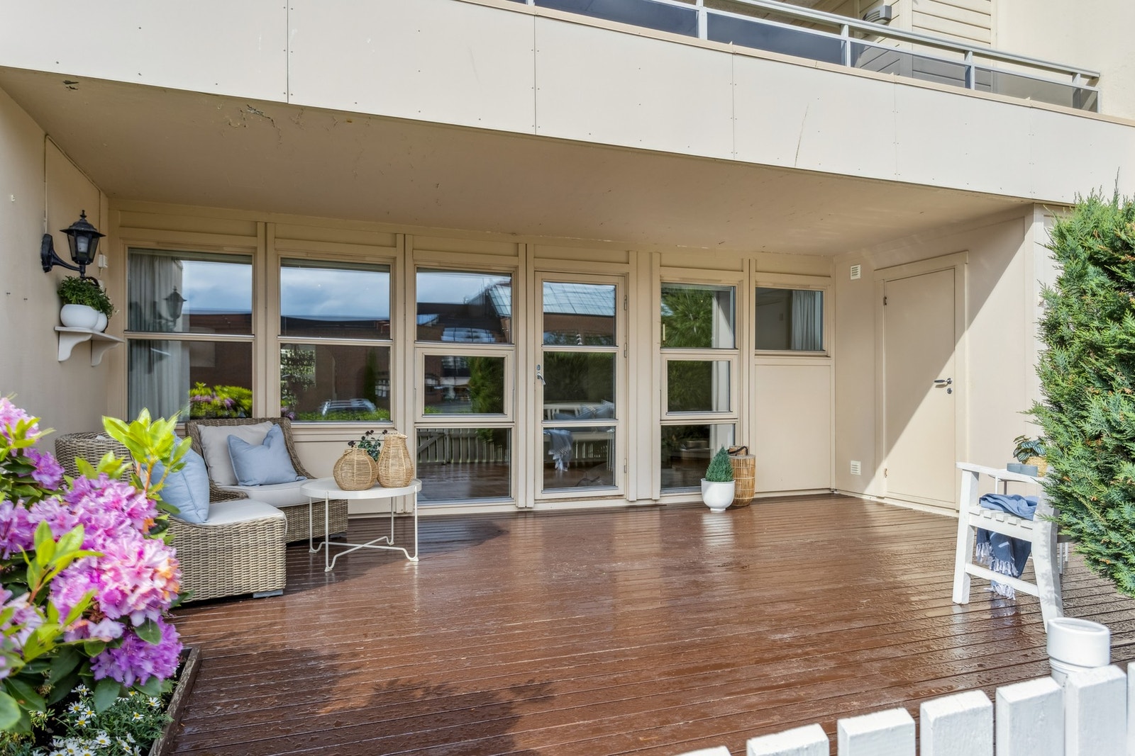 Bod i tilknytning til terrassen gir praktisk ekstra lagringsplass, ideelt for hageutstyr, puter eller sesongvarer. Galleribilde