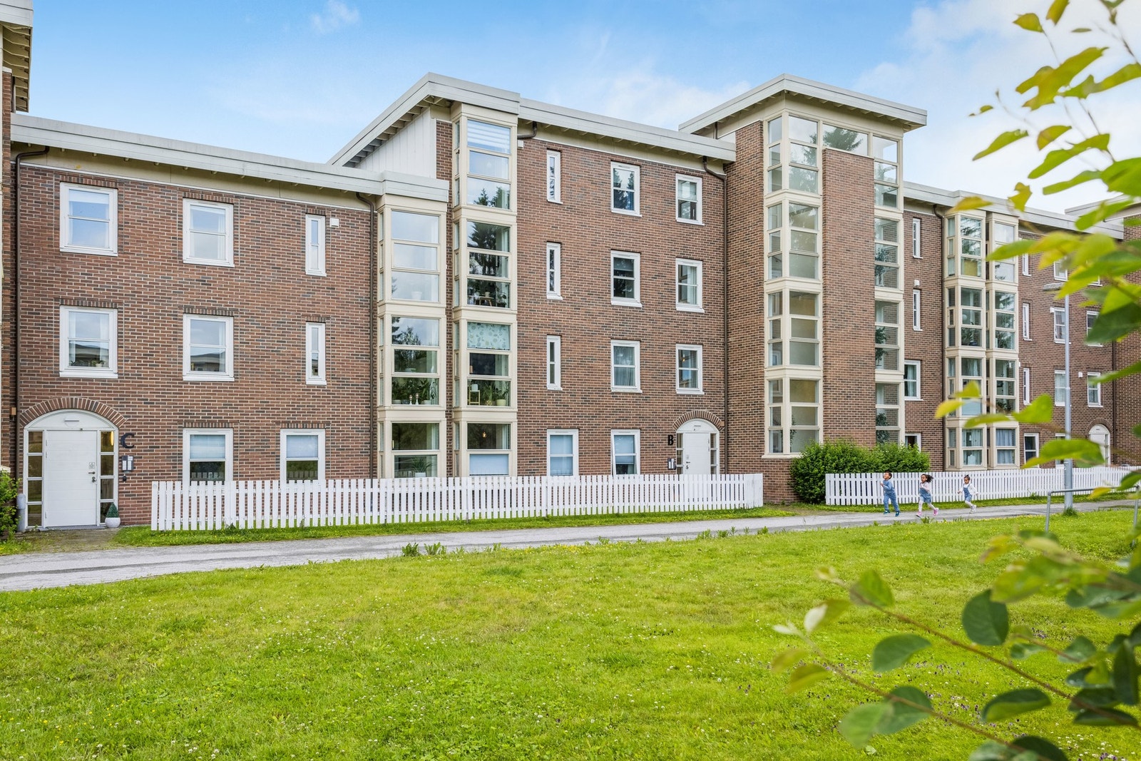 Her bor du sentralt, men samtidig i et stille og rolig boligområde - perfekt for deg som ønsker en kombinasjon av nærhet til alt og fredelige omgivelser. Galleribilde