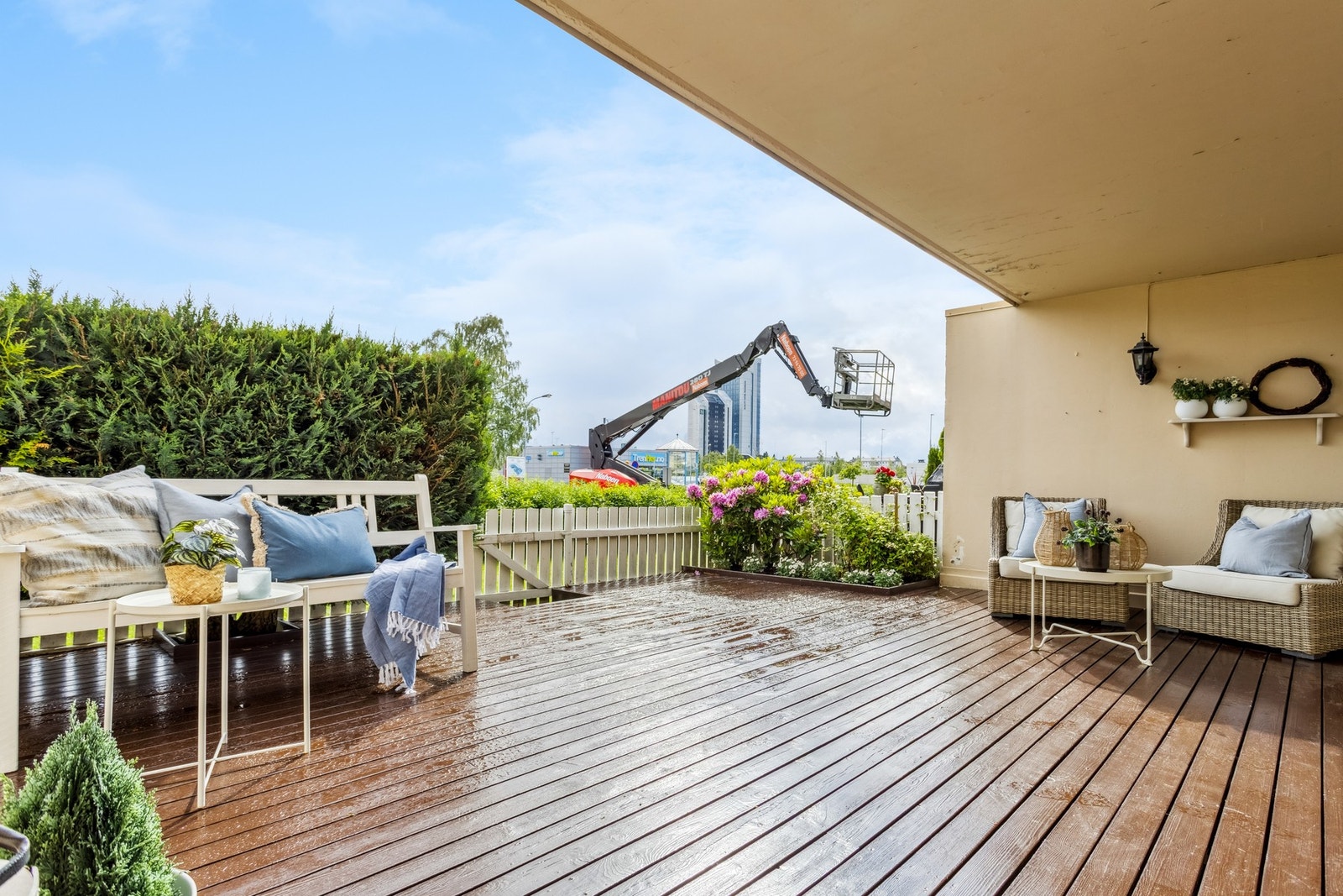Stor og solrik terrasse med rikelig plass til utemøbler, perfekt for avslapning og hyggelige sommerdager utendørs. Galleribilde