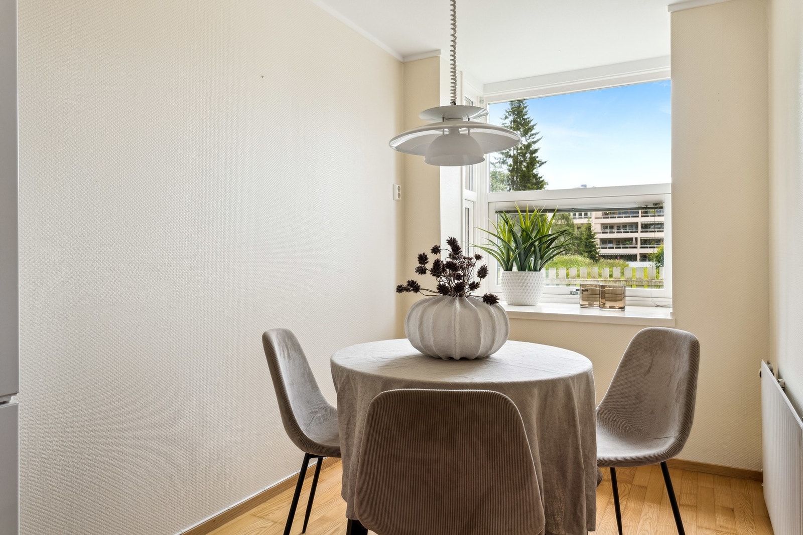 I tilknytning til kjøkkenet er det også god plass til en spisegruppe. Galleribilde