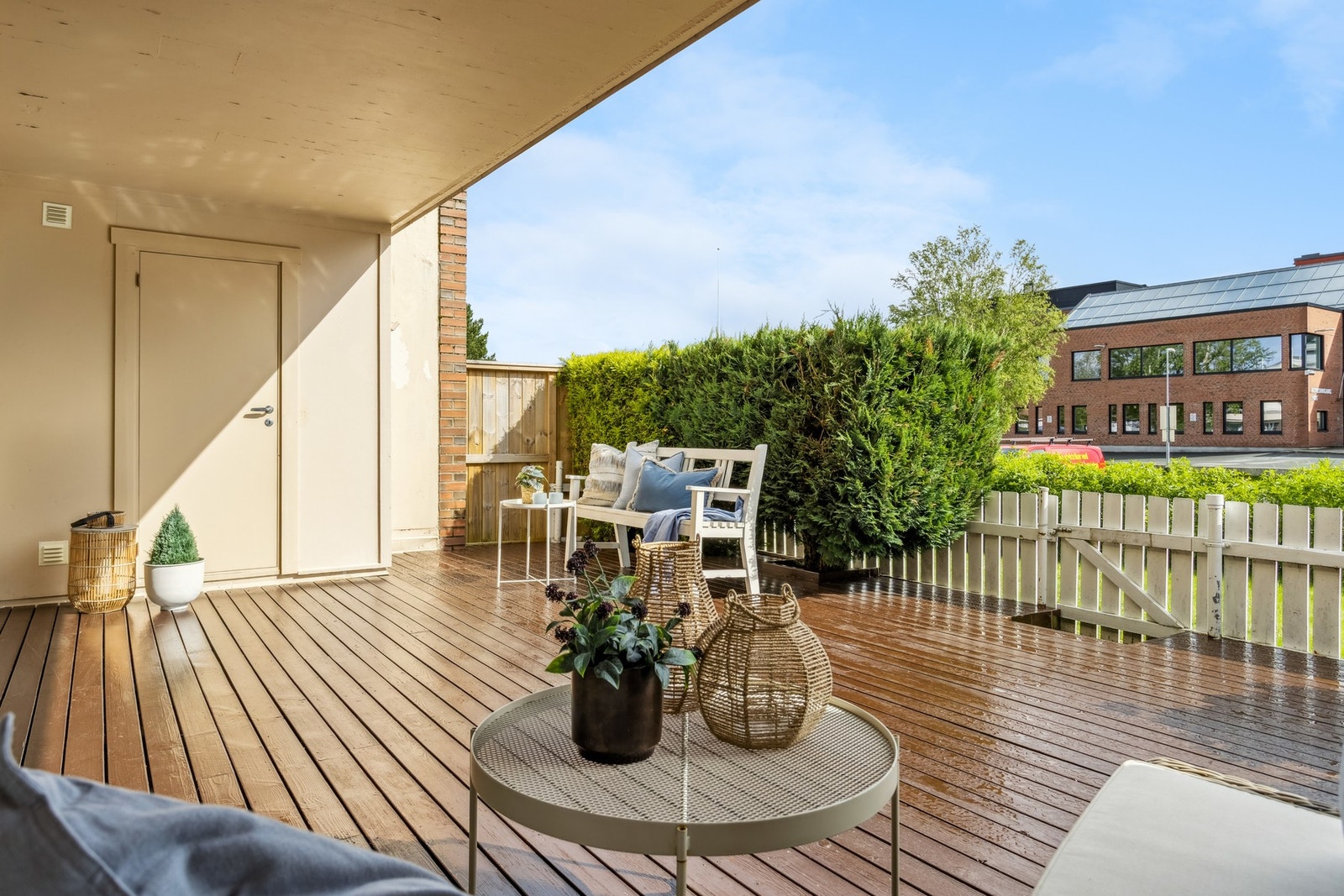 En romslig 3-roms terrasseleilighet med solrik uteplass, heis og fast parkering i kjeller. Meget sentral beliggenhet på Tiller. Galleribilde