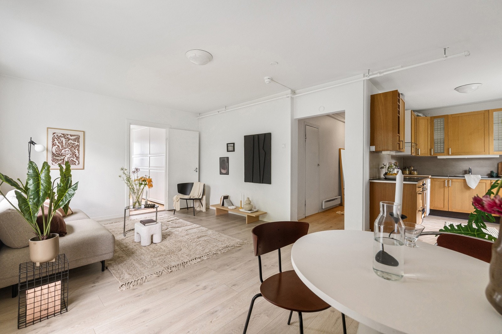 Lys og innbydende stue med store vindusflater som slipper inn rikelig med dagslys og rammer inn en vakker utsikt. Galleribilde